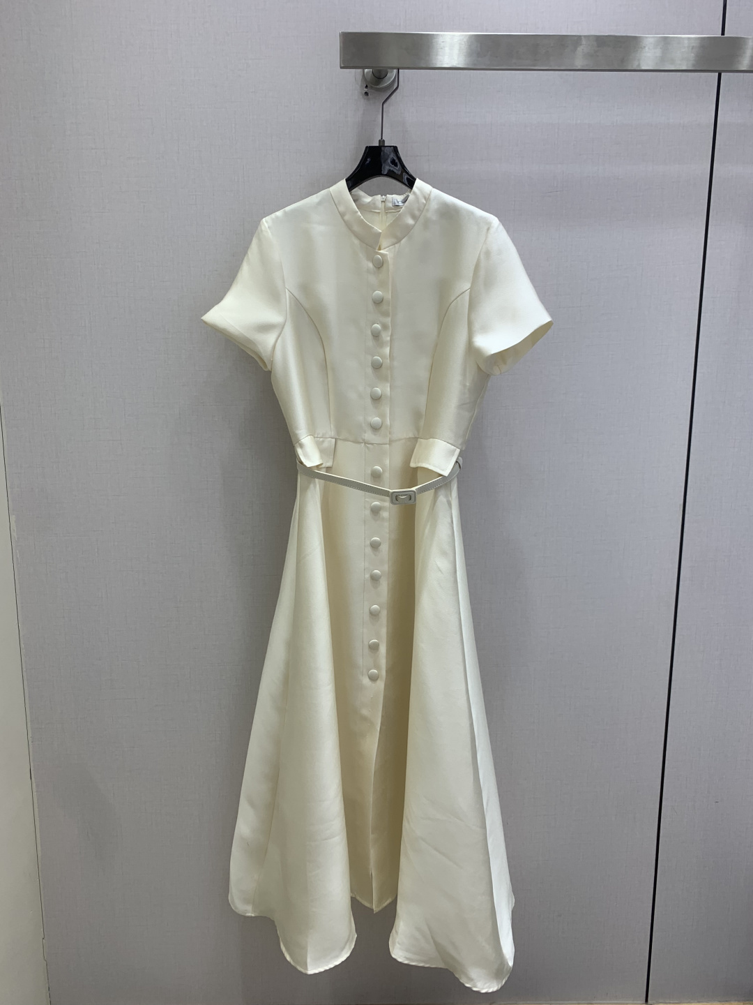 NO:805424,Highly recommended 26 spring and summer new style stand-up collar pleated belt dress, fashionable and low-key, elegant and luxurious!  The styles are versatile and not picky, the original customized technical fabrics, the quality of workmanship depends on the details. A must-have for Bai Fumei!  Two colors SML code high quality ABC,,skirts,19860909强烈推荐 26春夏新款 立领压褶腰带连衣裙 时髦低调 气质又奢华高级！版型百搭不挑人,原版定制科技面料 做工品质看细节.白富美必入！两个色 SML码 高品质ABC,,skirts,,Women's clothing