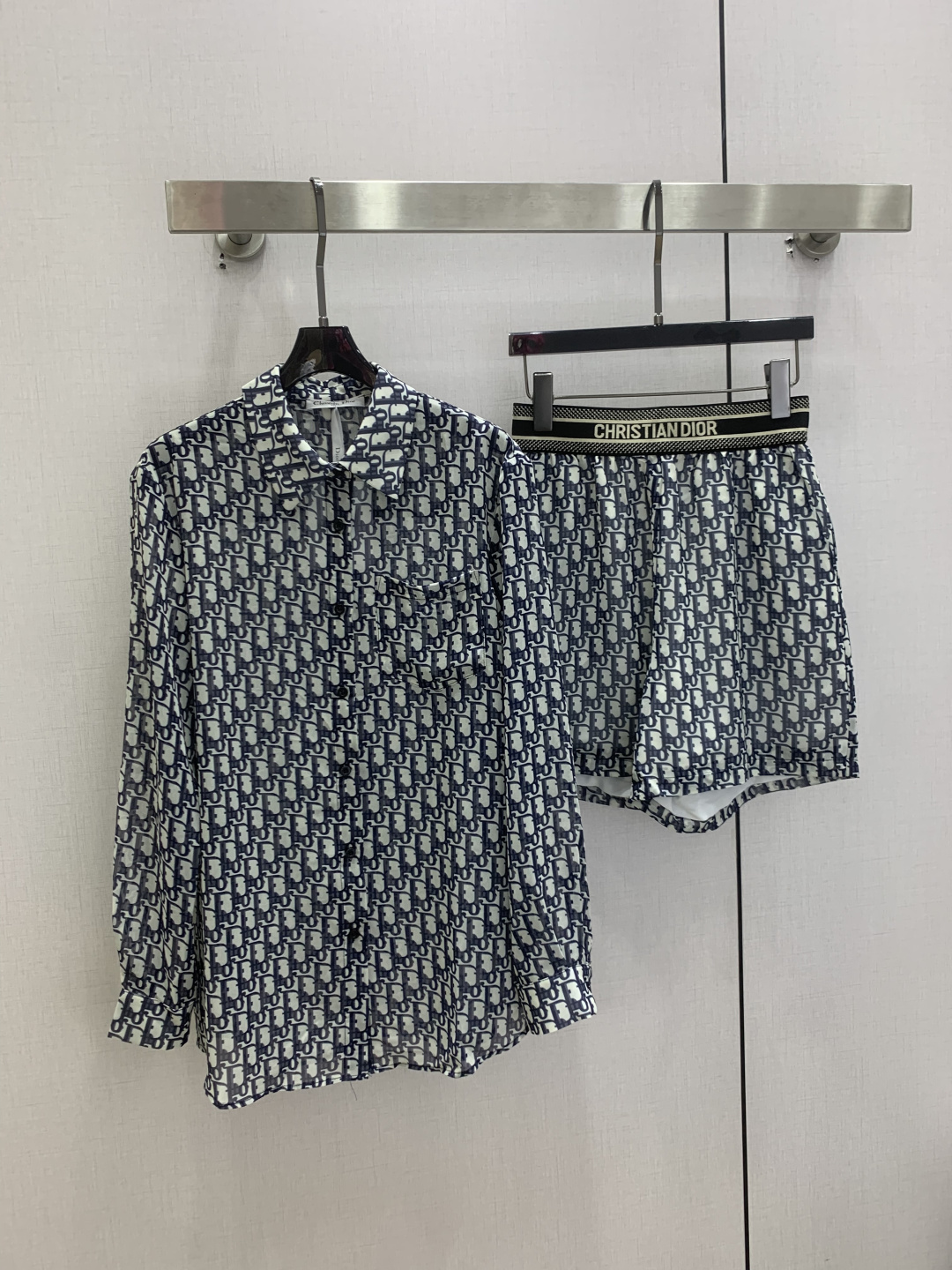 NO:805420,Highly recommended 26 spring and summer new style, all-over printed webbing shorts suit, long-sleeved shirt, shorts, sun protection suit, classic printed logo, elastic webbing logo, elastic waist, one color, SML code, high quality ABC,,shorts,shirts,19860909强烈推荐 26春夏新款 满印织带短裤套装 长袖衬衫短裤防晒套装经典印花logo,弹力织带logo橡筋腰一个色 SML码 高品质ABC,,shorts,shirts,,Women's clothing