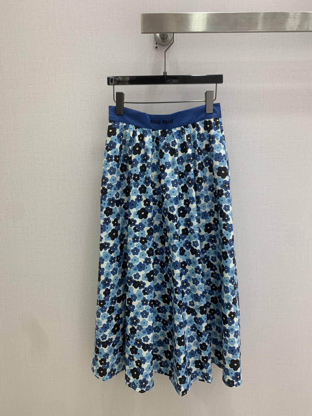 NO:805417,Highly recommended 26 spring and summer new style flower printed letter pocket shirt letter webbing flower long skirt. Batch separately. A cute style, full of small details. Exquisite workmanship, age-reducing fashion, good HOLD style, won the hearts of fairies, soft and textured, classic, one color, SML code, high quality,,skirts,shirts,19860909强烈推荐 26春夏新款 花朵印花字母口袋衬衫字母织带花朵长半裙 分开批 可A可乖的风格,满满小细节太加分了.做工精致 减龄时尚 好HOLD住造型 深得仙女心 柔软有质感 经典之作 一个色 SML码 高品,,skirts,shirts,,Women's clothing