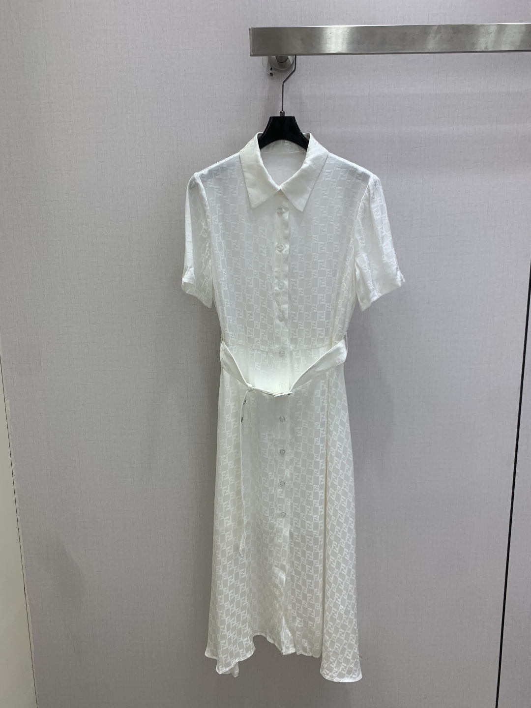 NO:806179,Highly recommended 26 spring and summer new style jacquard belt short-sleeved dress, classic design, the upper body is exquisite and capable, easy to match!  The customized imported fabrics are crisp and stylish, with a full sense of high-end. Full of texture and fashionable, it is recommended to buy!  The quality of workmanship depends on the details. Two colors SML code. High quality ABC, skirts, T-shirts,19860909强烈推荐 26春夏新款 提花腰带短袖连衣裙 经典款设计 上身精致又干练得体,搭配起来随心应手！定制的进口面料挺括有型 满满的高级感.质感十足,时尚潮流 ,推荐入手！ 做工品质看细节 两个色 SML码 高品质ABC,,skirts,T-shirt,,Women's clothing