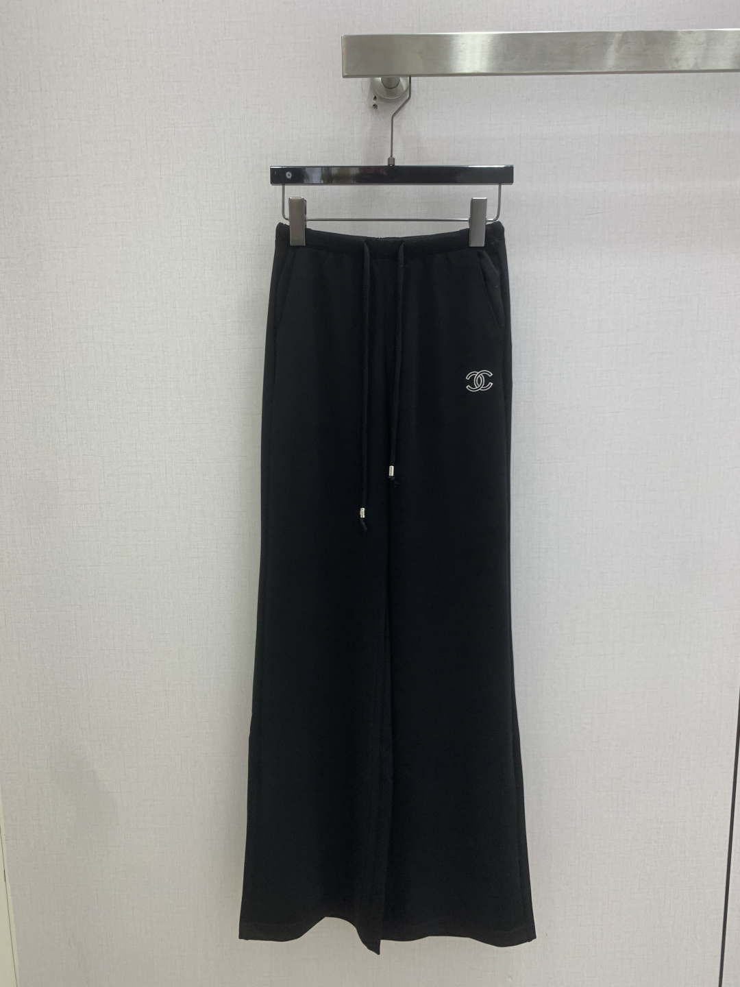 NO:806175,Highly recommend the new spring and summer 26 Double C embroidered drawstring trousers. You are not picky about your body shape. The upper body is particularly good!  The style of the matching is also very versatile. Exquisite advanced customization. The texture of the fabric is awesome. Retro and elegant. The upper body is cool and handsome, age-reducing and fashionable. Two colors. SML code. High quality ABC,,19860909强烈推荐 26春夏新款 双C刺绣抽绳长裤 不挑剔身形要求 上身特别赞！搭配的风格也很通吃 精致高级定制 富有肌理感的面料质感超赞 复古优雅 上身酷帅减龄时髦精 两个色 SML码 高品质ABC,,,Women's clothing