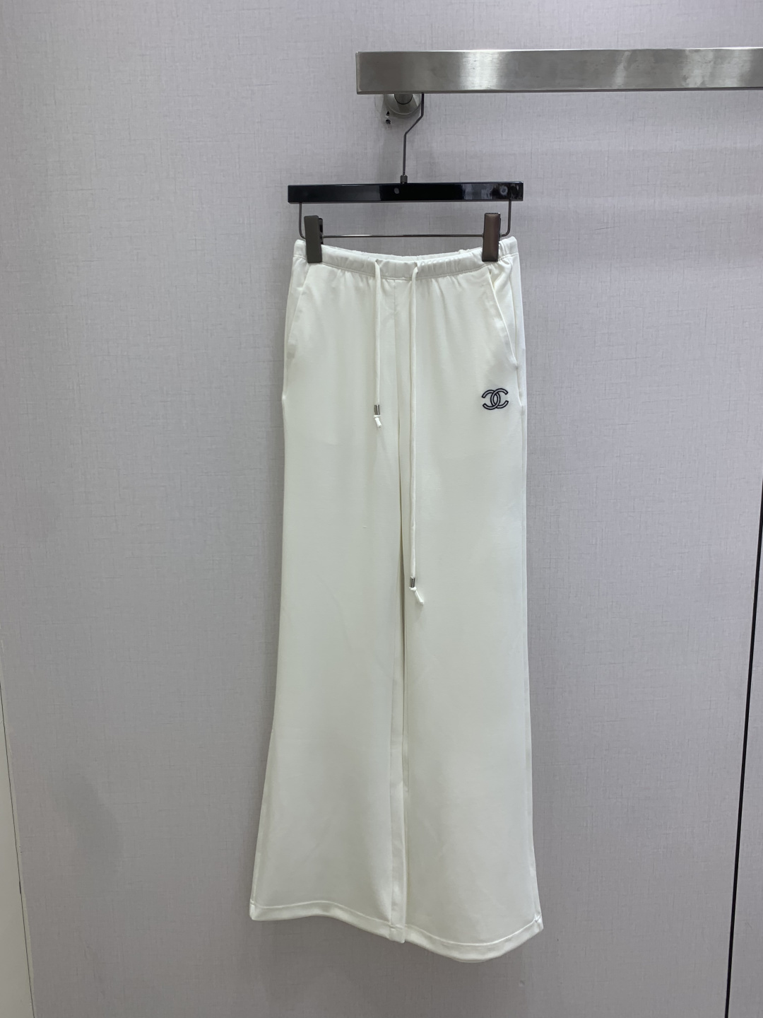 NO:806171,Highly recommend the new spring and summer 26 Double C embroidered drawstring trousers. You are not picky about your body shape. The upper body is particularly good!  The style of the matching is also very versatile. Exquisite advanced customization. The texture of the fabric is awesome. Retro and elegant. The upper body is cool and handsome, age-reducing and fashionable. Two colors. SML code. High quality ABC,,19860909强烈推荐 26春夏新款 双C刺绣抽绳长裤 不挑剔身形要求 上身特别赞！搭配的风格也很通吃 精致高级定制 富有肌理感的面料质感超赞 复古优雅 上身酷帅减龄时髦精 两个色 SML码 高品质ABC,,,Women's clothing