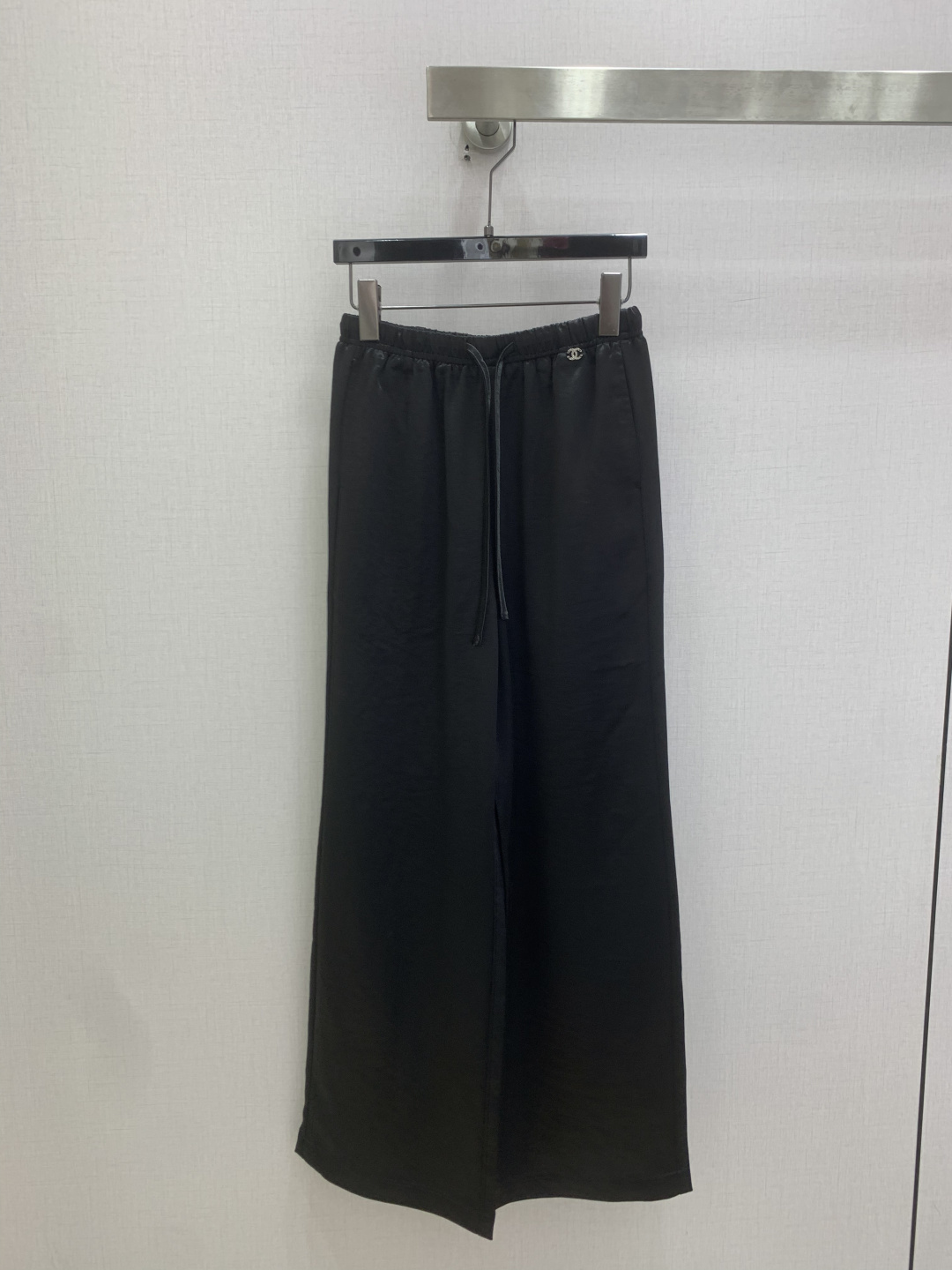 NO:806167,Highly recommended for spring and summer 26, the new anti-acetic acid pleated metal double-C trousers are cool and skin-friendly, comfortable and breathable. The upper body is extremely drapey and is not picky about body shape requirements. The upper body is particularly great!  The style of the matching is also very versatile. Exquisite advanced customization. The texture of the fabric is awesome. Retro and elegant. The upper body is cool and handsome, age-reducing and fashionable. Two colors. SML code. High quality ABC,,19860909强烈推荐 26春夏新款 反醋酸褶皱金属双C长裤 冰凉亲肤 舒适透气 上身垂感性超绝 不挑剔身形要求 上身特别赞！搭配的风格也很通吃 精致高级定制 富有肌理感的面料质感超赞 复古优雅 上身酷帅减龄时髦精 两个色 SML码 高品质ABC,,,Women's clothing