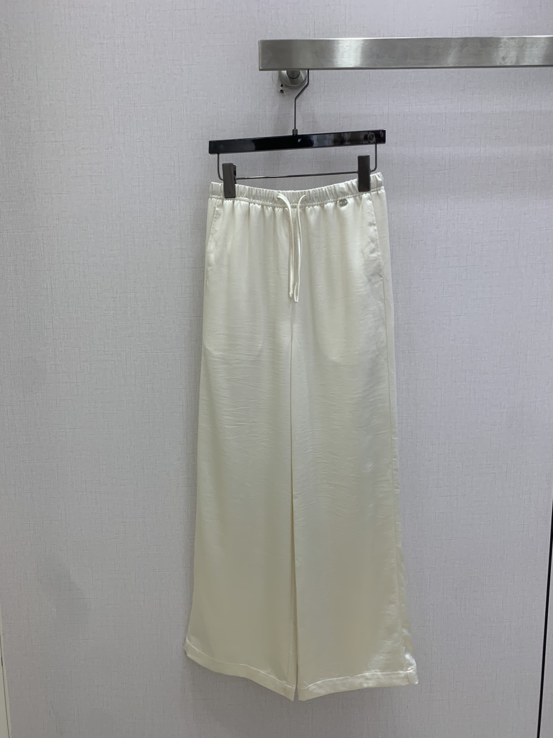 NO:806163,Highly recommended for spring and summer 26, the new anti-acetic acid pleated metal double-C trousers are cool and skin-friendly, comfortable and breathable. The upper body is extremely drapey and is not picky about body shape requirements. The upper body is particularly great!  The style of the matching is also very versatile. Exquisite advanced customization. The texture of the fabric is awesome. Retro and elegant. The upper body is cool and handsome, age-reducing and fashionable. Two colors. SML code. High quality ABC,,19860909强烈推荐 26春夏新款 反醋酸褶皱金属双C长裤 冰凉亲肤 舒适透气 上身垂感性超绝 不挑剔身形要求 上身特别赞！搭配的风格也很通吃 精致高级定制 富有肌理感的面料质感超赞 复古优雅 上身酷帅减龄时髦精 两个色 SML码 高品质ABC,,,Women's clothing