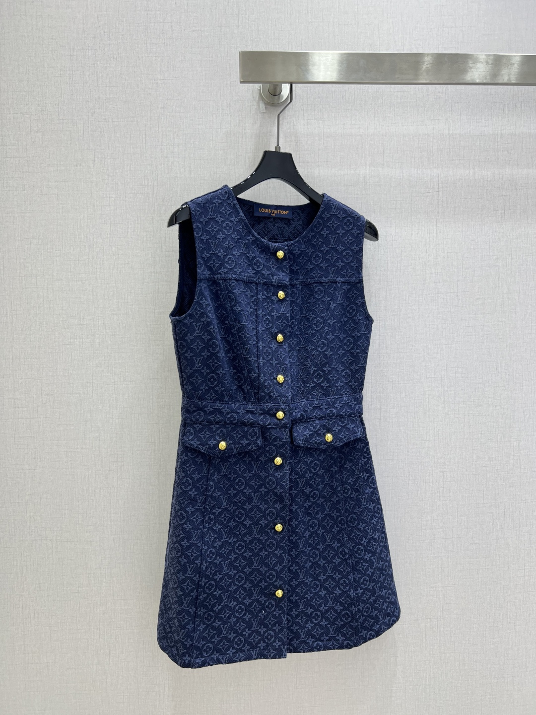 NO:806577,Highly recommended 26 spring and summer new jacquard sleeveless pocket dress, the entire series is produced at Rocket Speed!  The whole piece is three-dimensional tailoring, all-round and exquisite, making it a celebrity outfit. The upper body is super covered and the body is slimming. The proportion of the legs is super stretched. A series of items that are easy to match. Simple. It gives a refreshing and fashionable sense of high-end. It is elegant and fashionable in daily life. It is versatile. The color is very beautiful. The fabric is high-end and textured. One color SML code, high quality ABC,,skirts,19860909强烈推荐 26春夏新款 提花无袖口袋连衣裙 全系列火箭速度出品！整件立体剪裁 全方位精致做明星穿搭 上身超级遮肉显瘦 超拉腿部比例 巨好搭配的一系列单品 简简单单 穿出清爽时髦的高级感 日常优雅又时髦巨百搭 颜色很好看 面料高级又有质感 一个色 SML码 高品质ABC,,skirts,,Women's clothing