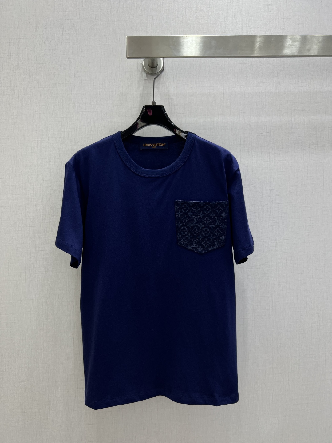NO:806575,Highly recommended 26 spring and summer new jacquard pocket short-sleeved T-shirt. It is very dense and feels great. It is a really hard-working one!  !  Perfect details, regular fit!  The upper body is not picky at all, simple and generous, and instantly enhances your temperament. Two colors. SML code. High quality ABC, T-shirt, tees, t-shirt,19860909强烈推荐 26春夏新款 提花口袋短袖T恤 密度很高手感超好 真的费劲心血的一款！！细节完美 常规版型！上身完全不挑人简单大方,瞬间提升气质 两个色 SML码 高品质ABC,,T-shirt,tees，t-shirt,,Women's clothing