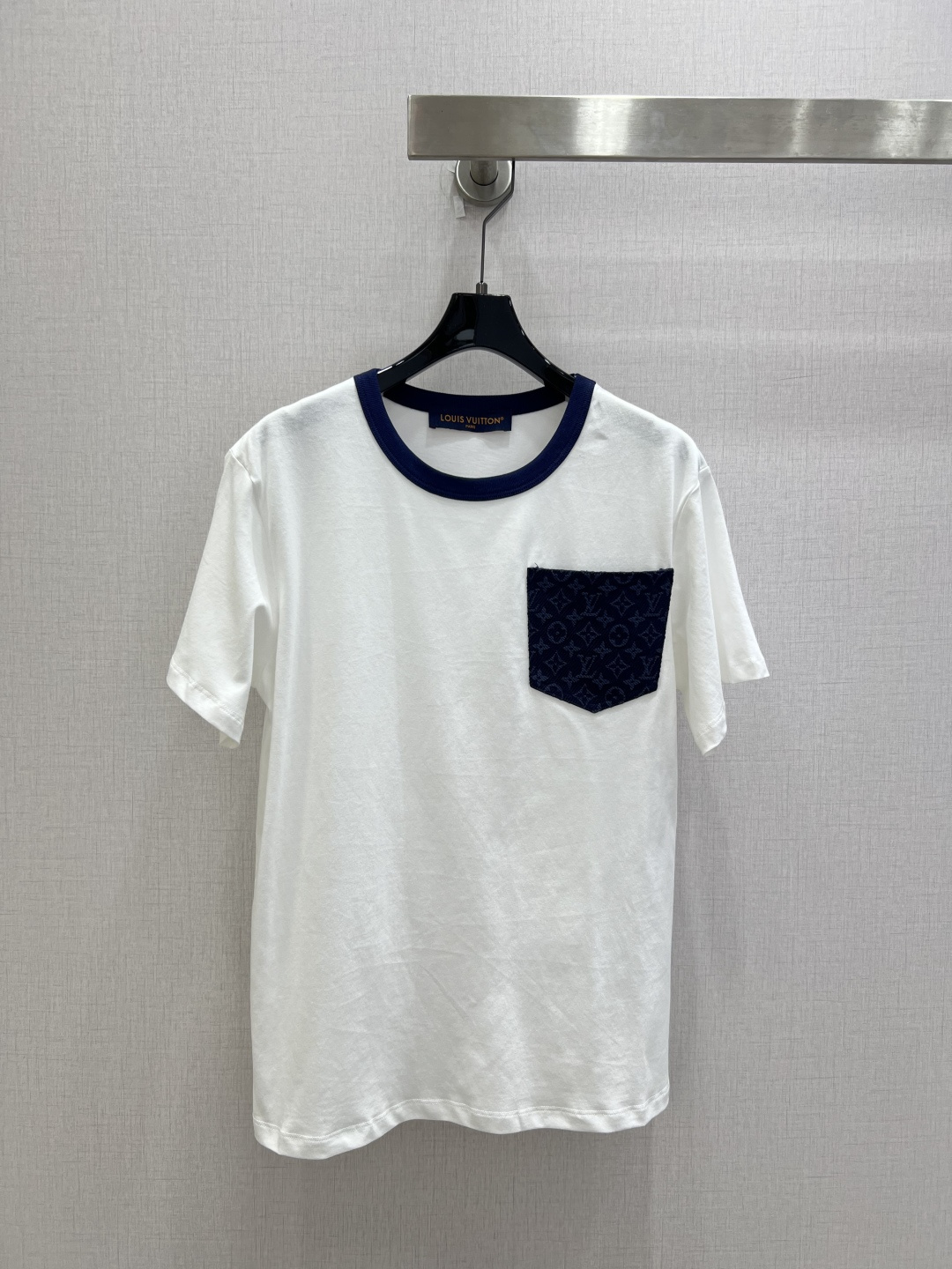 NO:806573,Highly recommended 26 spring and summer new style, contrasting color jacquard pocket short-sleeved T-shirt, very dense and feels great, a really hard-working one!  !  Perfect details, regular fit!  The upper body is not picky at all, simple and generous, and instantly enhances your temperament. Two colors. SML code. High quality ABC, T-shirt, tees, t-shirt,19860909强烈推荐 26春夏新款 撞色提花口袋短袖T恤 密度很高手感超好 真的费劲心血的一款！！细节完美 常规版型！上身完全不挑人简单大方,瞬间提升气质 两个色 SML码 高品质ABC,,T-shirt,tees，t-shirt,,Women's clothing