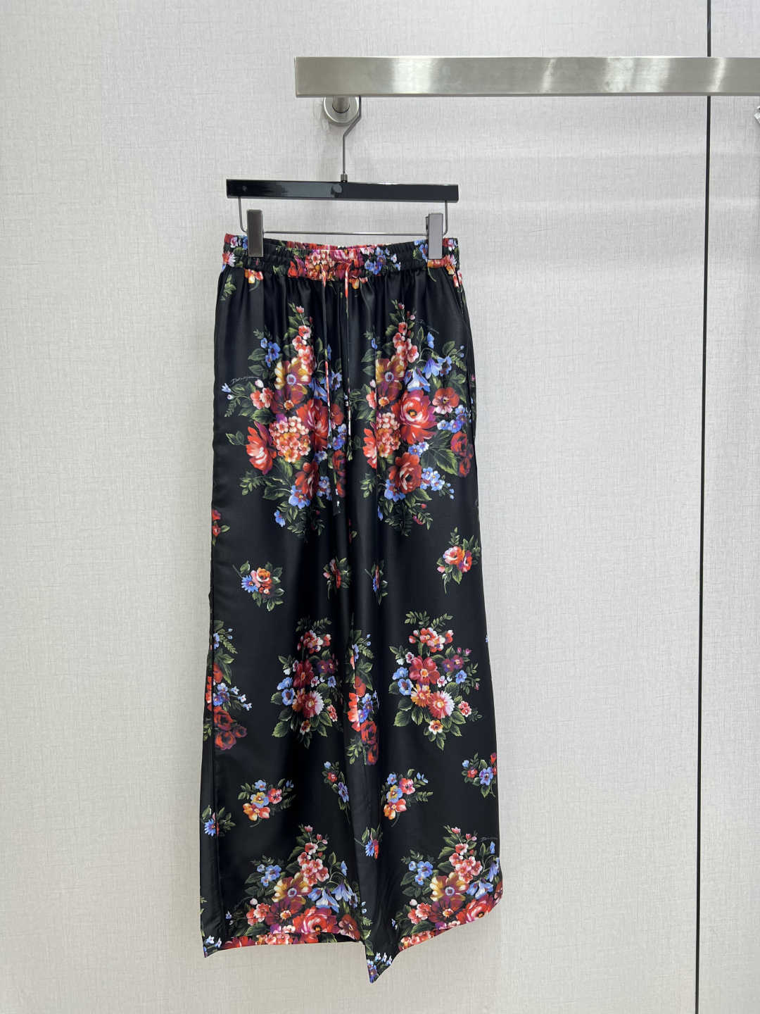 NO:806632,Highly recommended 26 spring and summer new style retro printed wide-leg trousers, mulberry silk, high-end mid-century style, retro style is so beautiful that it has no friends!  Sweet and salty, fashionable and high-end!  Versatile artifact, charming design, perfect workmanship quality, look at the details. Ready to grab!  Three colors SMLXL code high quality ABC,,19860909强烈推荐 26春夏新款 复古印花阔腿长裤 桑蚕丝 高级中古风 复古风美到没朋友！ 可甜可盐上身时髦又高级！百搭神器 可仙可飒 设计完美做工品质看细节 现货开抢！三个色 SMLXL码 高品质ABC,,,Women's clothing