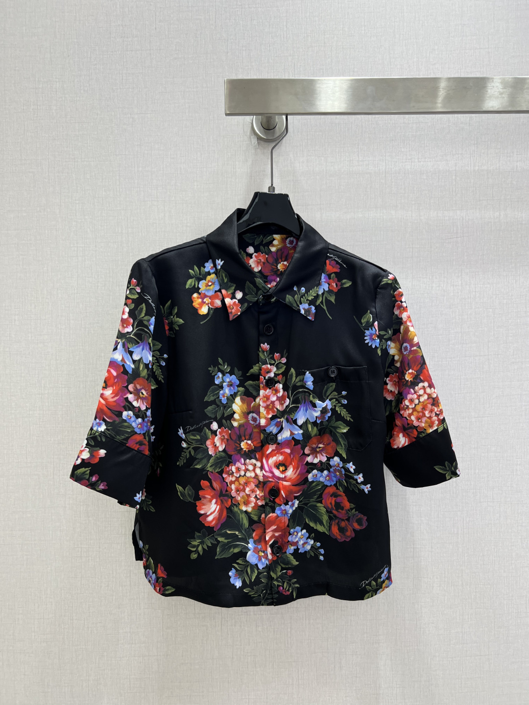 NO:806630,Highly recommended 26 spring and summer new style retro printed short-sleeved shirt, mulberry silk, high-end mid-century style, retro style is so beautiful that it has no friends!  Sweet and salty, fashionable and high-end!  Versatile artifact, charming design, perfect workmanship quality, look at the details. Ready to grab!  Three colors, SMLXL code, high quality ABC, shirts, T-shirt,19860909强烈推荐 26春夏新款 复古印花短袖衬衫 桑蚕丝 高级中古风 复古风美到没朋友！ 可甜可盐上身时髦又高级！百搭神器 可仙可飒 设计完美做工品质看细节 现货开抢！三个色 SMLXL码 高品质ABC,,shirts,T-shirt,,Women's clothing