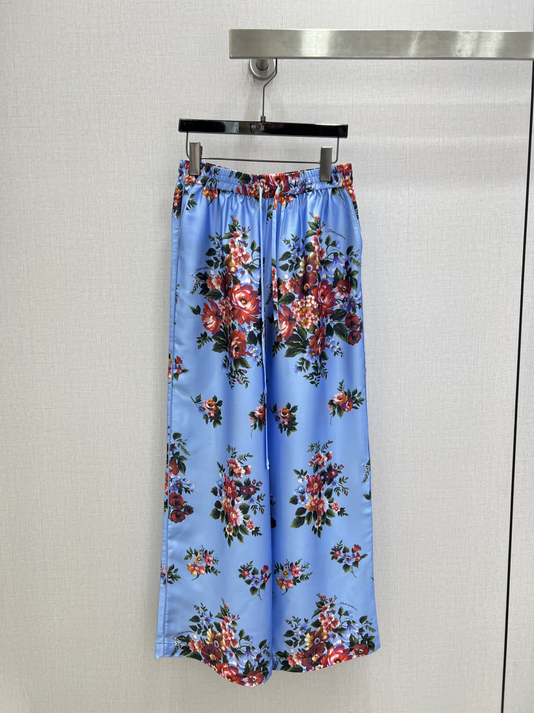 NO:806626,Highly recommended 26 spring and summer new style retro printed wide-leg trousers, mulberry silk, high-end mid-century style, retro style is so beautiful that it has no friends!  Sweet and salty, fashionable and high-end!  Versatile artifact, charming design, perfect workmanship quality, look at the details. Ready to grab!  Three colors SMLXL code high quality ABC,,19860909强烈推荐 26春夏新款 复古印花阔腿长裤 桑蚕丝 高级中古风 复古风美到没朋友！ 可甜可盐上身时髦又高级！百搭神器 可仙可飒 设计完美做工品质看细节 现货开抢！三个色 SMLXL码 高品质ABC,,,Women's clothing