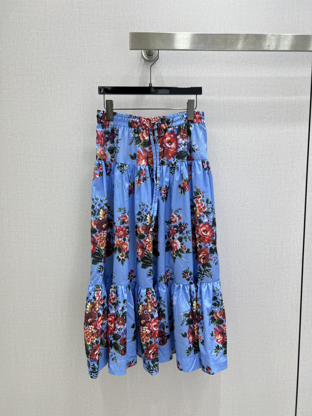 NO:806627,Highly recommended 26 spring and summer new style, retro printed long skirt, cotton, high-end mid-century style romantic skirt, retro style is so beautiful that it has no friends!  Sweet and salty, fashionable and high-end!  Versatile artifact, beautiful and elegant, layered design, perfect workmanship, quality depends on the details. Ready to grab!  Three colors SMLXL code, high quality ABC,,skirts,19860909强烈推荐 26春夏新款 复古印花长半裙 棉 高级中古风浪漫裙摆复古风美到没朋友！ 可甜可盐上身时髦又高级！百搭神器 可仙可飒 层次设计完美做工品质看细节 现货开抢！三个色 SMLXL码 高品质ABC,,skirts,,Women's clothing