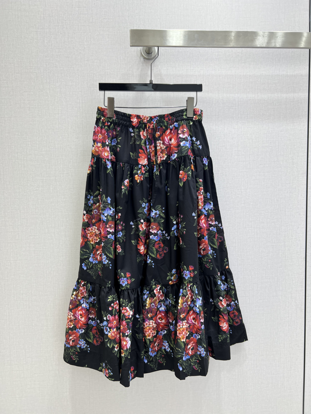 NO:806631,Highly recommended 26 spring and summer new style, retro printed long skirt, cotton, high-end mid-century style romantic skirt, retro style is so beautiful that it has no friends!  Sweet and salty, fashionable and high-end!  Versatile artifact, beautiful and elegant, layered design, perfect workmanship, quality depends on the details. Ready to grab!  Three colors SMLXL code, high quality ABC,,skirts,19860909强烈推荐 26春夏新款 复古印花长半裙 棉 高级中古风浪漫裙摆复古风美到没朋友！ 可甜可盐上身时髦又高级！百搭神器 可仙可飒 层次设计完美做工品质看细节 现货开抢！三个色 SMLXL码 高品质ABC,,skirts,,Women's clothing