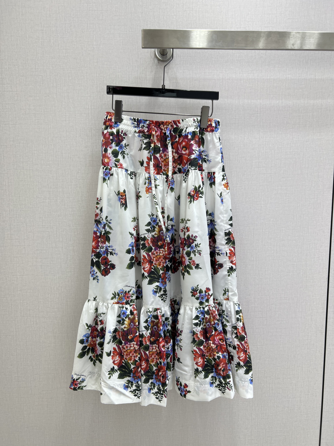 NO:806623,Highly recommended 26 spring and summer new style, retro printed long skirt, cotton, high-end mid-century style romantic skirt, retro style is so beautiful that it has no friends!  Sweet and salty, fashionable and high-end!  Versatile artifact, beautiful and elegant, layered design, perfect workmanship, quality depends on the details. Ready to grab!  Three colors SMLXL code, high quality ABC,,skirts,19860909强烈推荐 26春夏新款 复古印花长半裙 棉 高级中古风浪漫裙摆复古风美到没朋友！ 可甜可盐上身时髦又高级！百搭神器 可仙可飒 层次设计完美做工品质看细节 现货开抢！三个色 SMLXL码 高品质ABC,,skirts,,Women's clothing