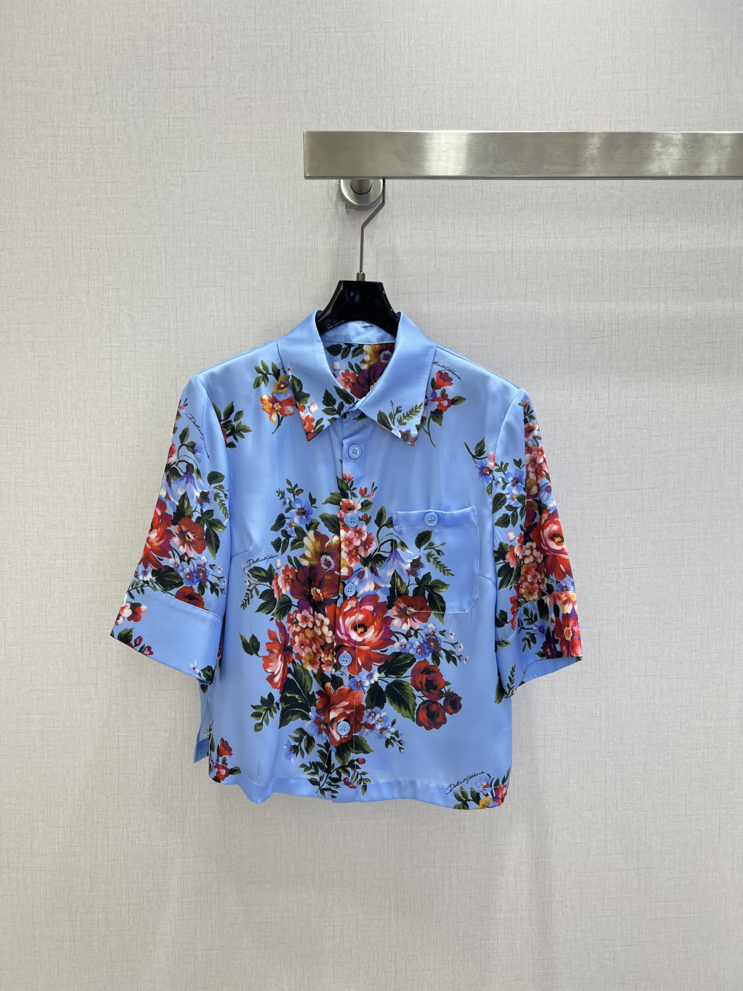 NO:806624,Highly recommended 26 spring and summer new style retro printed short-sleeved shirt, mulberry silk, high-end mid-century style, retro style is so beautiful that it has no friends!  Sweet and salty, fashionable and high-end!  Versatile artifact, charming design, perfect workmanship quality, look at the details. Ready to grab!  Three colors, SMLXL code, high quality ABC, shirts, T-shirt,19860909强烈推荐 26春夏新款 复古印花短袖衬衫 桑蚕丝 高级中古风 复古风美到没朋友！ 可甜可盐上身时髦又高级！百搭神器 可仙可飒 设计完美做工品质看细节 现货开抢！三个色 SMLXL码 高品质ABC,,shirts,T-shirt,,Women's clothing