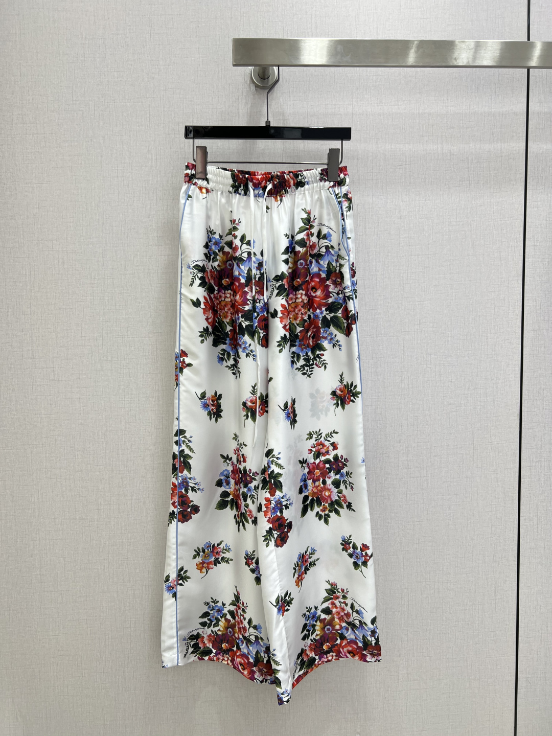 NO:806620,Highly recommended 26 spring and summer new style retro printed wide-leg trousers, mulberry silk, high-end mid-century style, retro style is so beautiful that it has no friends!  Sweet and salty, fashionable and high-end!  Versatile artifact, charming design, perfect workmanship quality, look at the details. Ready to grab!  Three colors SMLXL code high quality ABC,,19860909强烈推荐 26春夏新款 复古印花阔腿长裤 桑蚕丝 高级中古风 复古风美到没朋友！ 可甜可盐上身时髦又高级！百搭神器 可仙可飒 设计完美做工品质看细节 现货开抢！三个色 SMLXL码 高品质ABC,,,Women's clothing