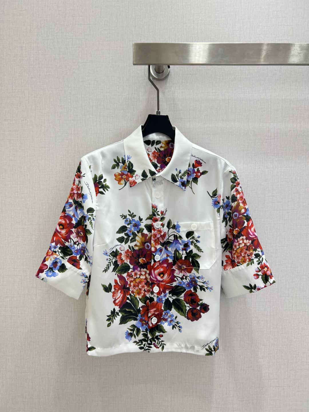 NO:806635,Highly recommended 26 spring and summer new style retro printed short-sleeved shirt, mulberry silk, high-end mid-century style, retro style is so beautiful that it has no friends!  Sweet and salty, fashionable and high-end!  Versatile artifact, charming design, perfect workmanship quality, look at the details. Ready to grab!  Three colors, SMLXL code, high quality ABC, shirts, T-shirt,19860909强烈推荐 26春夏新款 复古印花短袖衬衫 桑蚕丝 高级中古风 复古风美到没朋友！ 可甜可盐上身时髦又高级！百搭神器 可仙可飒 设计完美做工品质看细节 现货开抢！三个色 SMLXL码 高品质ABC,,shirts,T-shirt,,Women's clothing