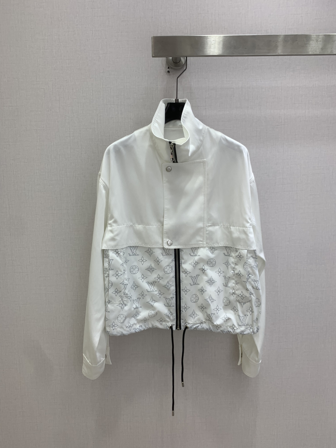 NO:806588,Highly recommended 26 spring and summer new style, patchwork printed windbreaker jacket, pattern printed fabric splicing decoration, casual sports, one color, SML code, high quality ABC,,jackets & coats,19860909强烈推荐 26春夏新款 拼接印花风衣外套 图案印花面料拼接装饰 休闲运动 一个色 SML码 高品质ABC,,jackets & coats,,Women's clothing