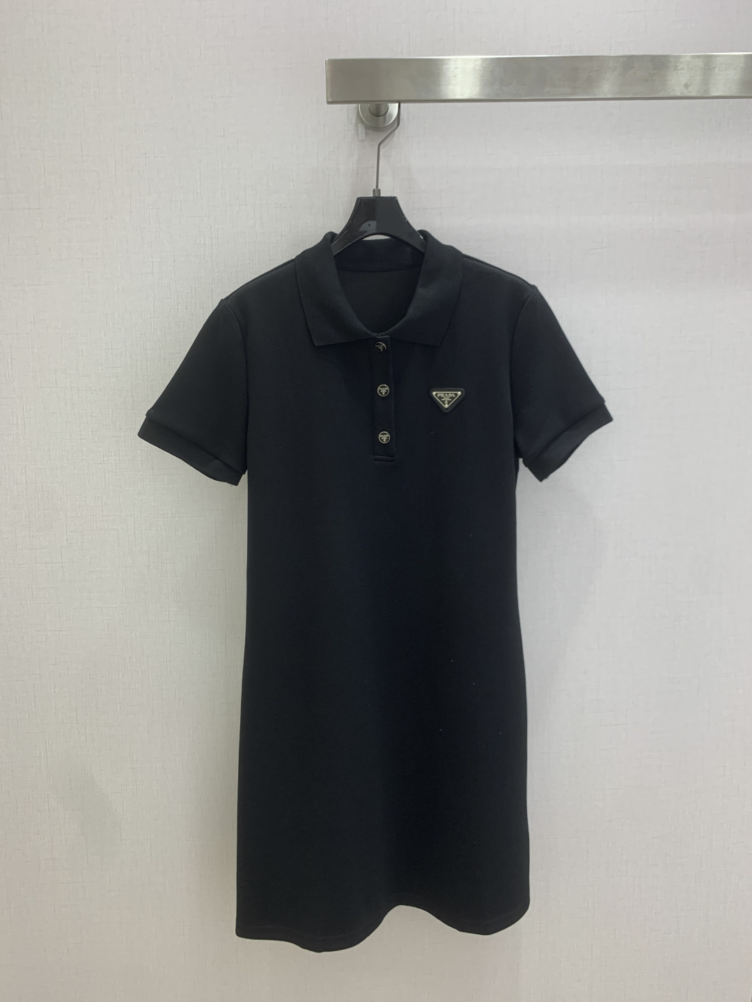 NO:807115,Highly recommended 26 spring and summer new style logo polo collar short-sleeved dress with classic triangle logo decoration on the chest, two colors SML code, high quality ABC,,skirts,T-shirt,19860909强烈推荐 26春夏新款 徽标polo领短袖连衣裙胸前经典三角标装饰 两个色 SML码 高品质ABC,,skirts,T-shirt,,Women's clothing