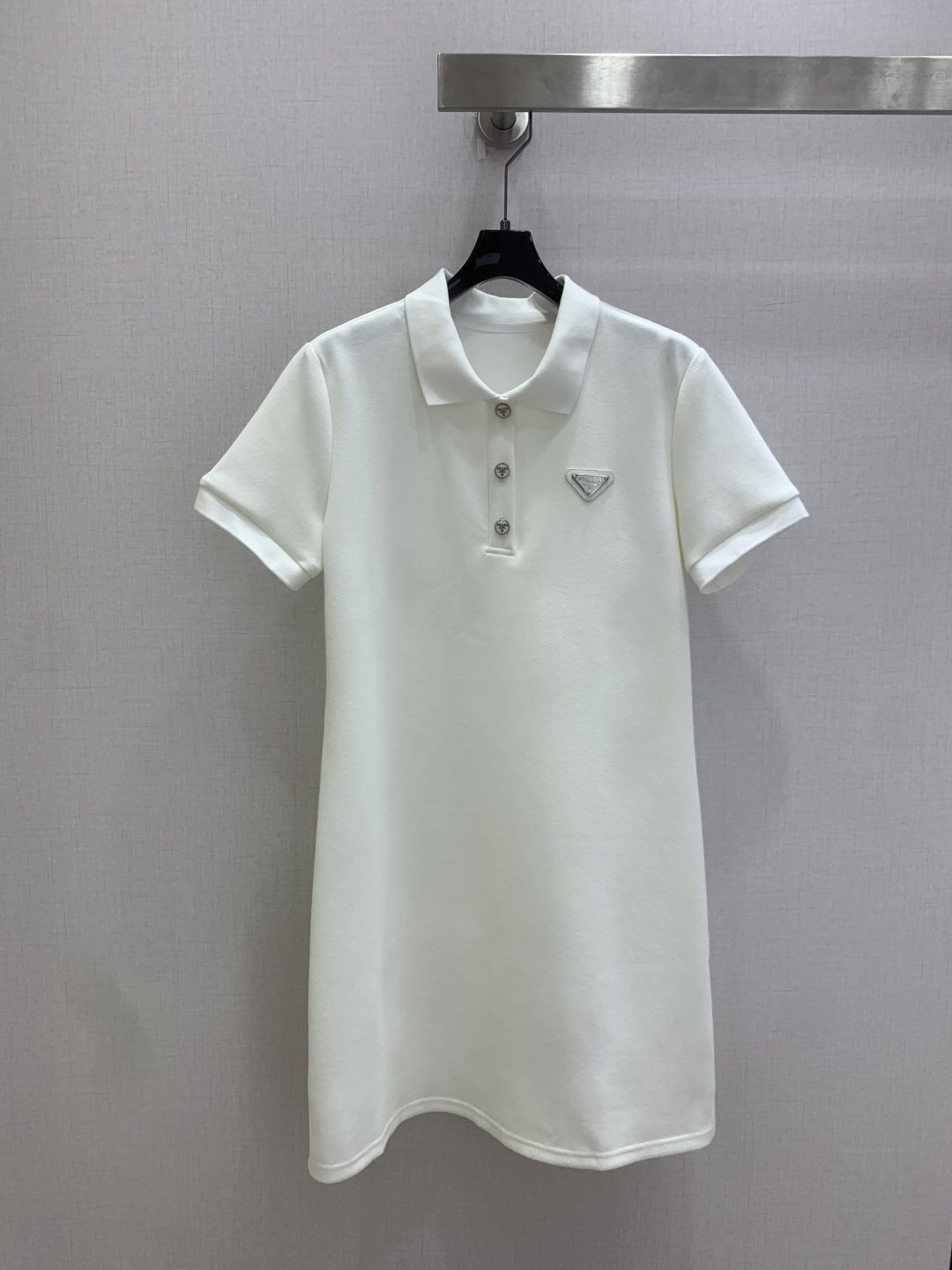 NO:807119,Highly recommended 26 spring and summer new style logo polo collar short-sleeved dress with classic triangle logo decoration on the chest, two colors SML code, high quality ABC,,skirts,T-shirt,19860909强烈推荐 26春夏新款 徽标polo领短袖连衣裙胸前经典三角标装饰 两个色 SML码 高品质ABC,,skirts,T-shirt,,Women's clothing