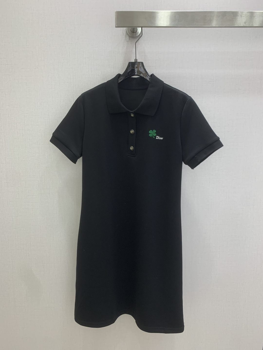 NO:807141,Highly recommended 26 spring and summer new style four-leaf clover embroidered lapel dress with four-leaf clover logo embroidered on the chest in two colors SML code high quality ABC,,skirts,19860909强烈推荐 26春夏新款 四叶草刺绣翻领连衣裙胸前四叶草logo刺绣两个色 SML码 高品质ABC,,skirts,,Women's clothing