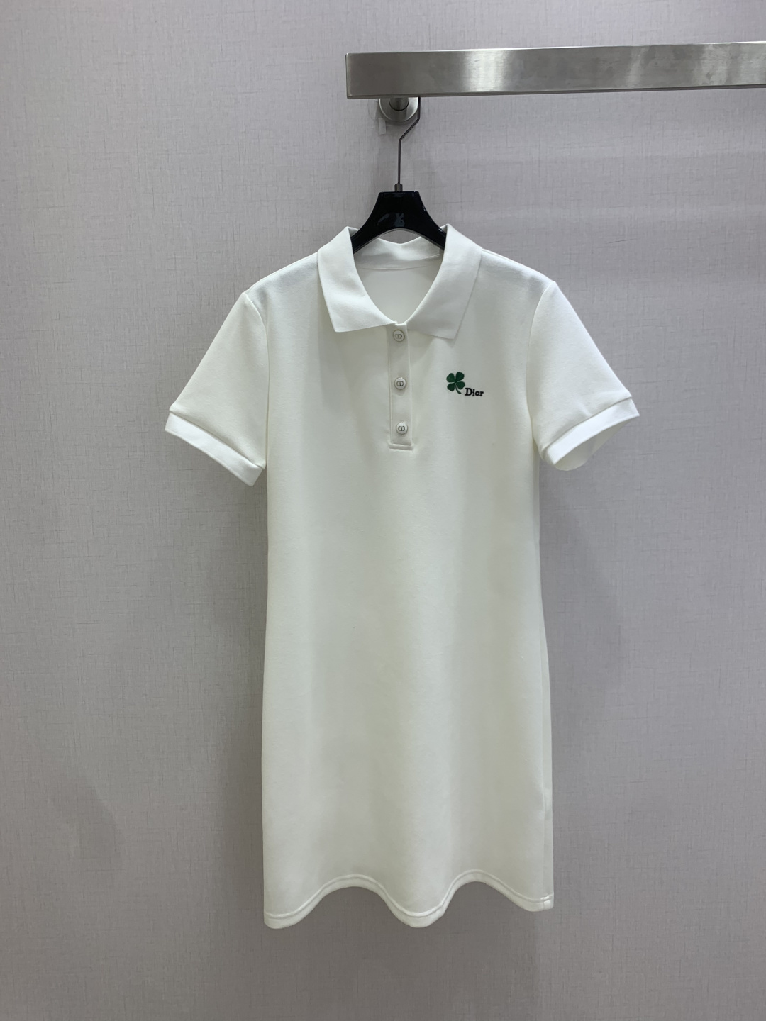 NO:807143,Highly recommended 26 spring and summer new style four-leaf clover embroidered lapel dress with four-leaf clover logo embroidered on the chest in two colors SML code high quality ABC,,skirts,19860909强烈推荐 26春夏新款 四叶草刺绣翻领连衣裙胸前四叶草logo刺绣两个色 SML码 高品质ABC,,skirts,,Women's clothing