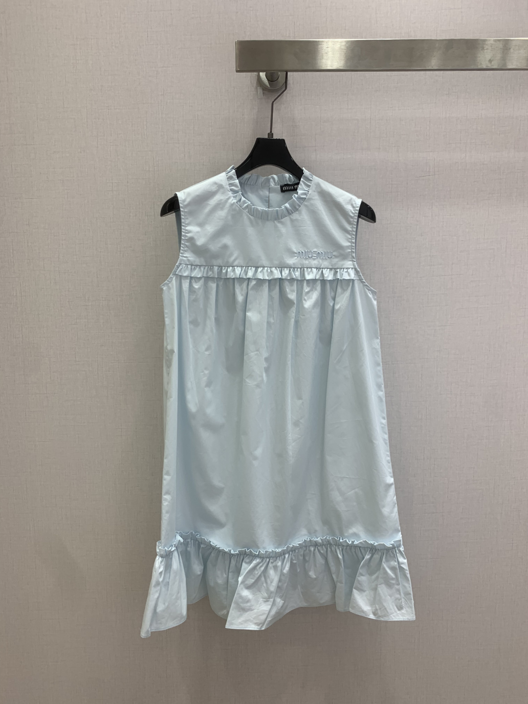 NO:807136,Highly recommended 26 spring and summer new sleeveless lace dress. The style is super western. The upper body is casually high-end. Effortlessly fashionable. The overall simplicity is elegant. The silhouette is comfortable to wear. Intellectual atmosphere. Creates a cool and high-end feel. Customized accessories. Perfect workmanship. Look at the details. Two colors. SML code. High quality AB, skirts.19860909强烈推荐 26春夏新款 无袖花边连衣裙 版型超洋气 上身就一整个不经意的高级 毫不费力的时髦 整体简约大方 廓形穿着舒适 知性大气 打造飒爽高级感,开模定制配件,完美做工品质看细节 两个色 SML码 高品质AB,,skirts,,Women's clothing