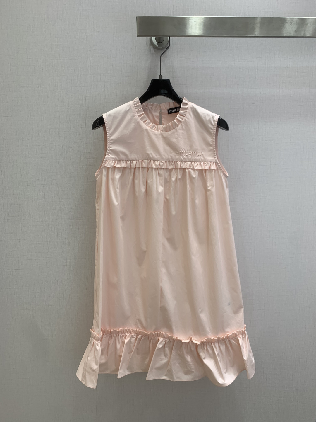 NO:807140,Highly recommended 26 spring and summer new style sleeveless lace dress. The style is super western. The upper body is casually high-end. Effortlessly fashionable. The overall simplicity is elegant. The silhouette is comfortable to wear. Intellectual atmosphere. Creates a cool and high-end feel. Customized accessories. Perfect workmanship. Look at the details. Two colors. SML code. High quality ABC,,skirts,19860909强烈推荐 26春夏新款 无袖花边连衣裙 版型超洋气 上身就一整个不经意的高级 毫不费力的时髦 整体简约大方 廓形穿着舒适 知性大气 打造飒爽高级感,开模定制配件,完美做工品质看细节 两个色 SML码 高品质ABC,,skirts,,Women's clothing