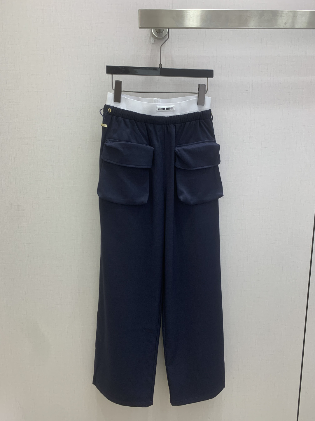 NO:822871,Highly recommended 26 spring and summer new style double waist pocket workwear wide-leg trousers, extremely fashionable and easy to wear, versatile style, advanced customization, casual and easy!  Not only is the color beautiful, the texture is also great!  Retro and fashionable, it can be worn by all body types!  Two colors SML code high quality ABC,,19860909强烈推荐 26春夏新款 双腰口袋工装阔腿长裤 时髦好穿度爆棚 风格百搭 高级定制 随性洒脱！不旦颜色美,质感也敲好！复古又时尚 各种身材都可以驾驭！两个色 SML码 高品质ABC,,,Women's clothing