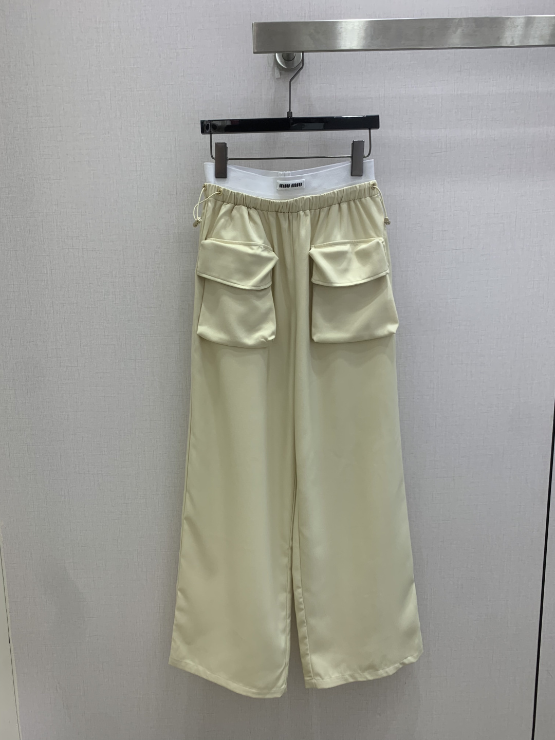NO:822864,Highly recommended 26 spring and summer new style double waist pocket workwear wide-leg trousers, extremely fashionable and easy to wear, versatile style, advanced customization, casual and easy!  Not only is the color beautiful, the texture is also great!  Retro and fashionable, it can be worn by all body types!  Two colors SML code high quality ABC,,19860909强烈推荐 26春夏新款 双腰口袋工装阔腿长裤 时髦好穿度爆棚 风格百搭 高级定制 随性洒脱！不旦颜色美,质感也敲好！复古又时尚 各种身材都可以驾驭！两个色 SML码 高品质ABC,,,Women's clothing