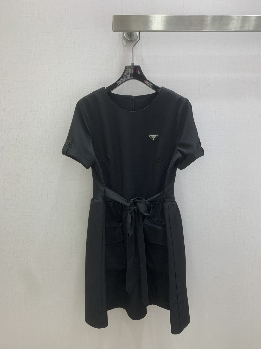 NO:822855,Highly recommended 26 spring and summer new logo lace-up short-sleeved dress, classic design, the upper body is exquisite and capable, and it can be matched with ease!  The customized imported fabrics are crisp and stylish, with a full sense of high-end. Full of texture and fashionable, it is recommended to buy!  The quality of workmanship depends on the details. Two colors SML code. High quality ABC, skirts, T-shirts,19860909强烈推荐 26春夏新款 徽标系带短袖连衣裙 经典款设计 上身精致又干练得体,搭配起来随心应手！定制的进口面料挺括有型 满满的高级感.质感十足,时尚潮流 ,推荐入手！ 做工品质看细节 两个色 SML码 高品质ABC,,skirts,T-shirt,,Women's clothing