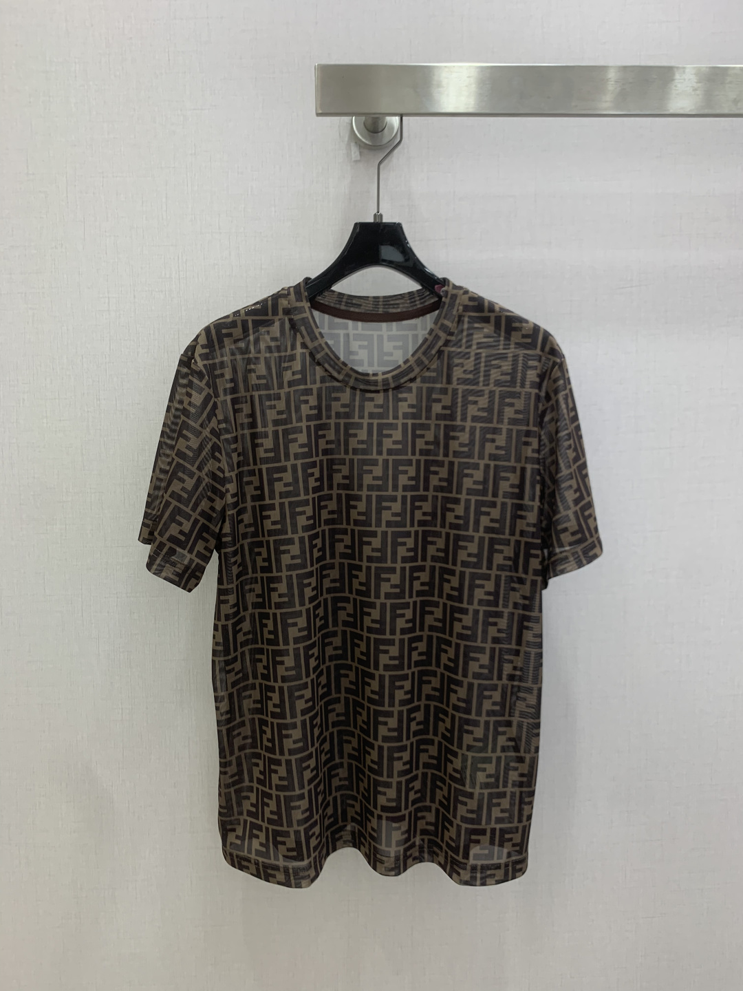 NO:900796,Highly recommended 26 spring and summer new style, presbyopic mesh short-sleeved top, Monograw penetration printing, high-end atmosphere, soft and stretchy, very comfortable, full of high-end sense of wear, semi-seeing, innovative fabric, light and soft, the real thing is very good!  Tight fit to show your figure. The upper body is fashionable and versatile, and looks good in outfits. High-quality workmanship. Pay attention to the details. One color. SML code. High quality, T-shirt.19860909强烈推荐 26春夏新款 老花网纱短袖上衣 Monograw渗透印花 高级大气 柔软弹力很舒服 满满的穿搭高级感 半透视 创新面料 轻盈柔软 实物非常赞！紧身显身材 上身洋气百搭,穿搭好看 高品质做工看细节 一个色 SML码 高品质,,T-shirt,,Women's clothing