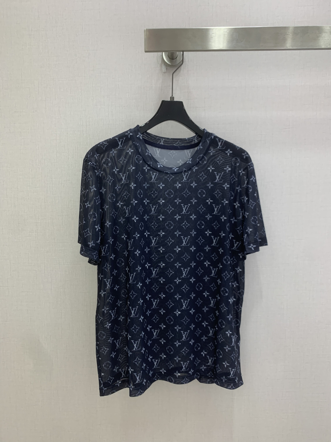 NO:900826,Highly recommended 26 spring and summer new style, presbyopic mesh short-sleeved top, Monograw penetration printing, high-end atmosphere, soft and stretchy, very comfortable, full of high-end sense of wear, semi-seeing, innovative fabric, light and soft, the real thing is very good!  Tight fit to show your figure. The upper body is fashionable and versatile, and looks good in outfits. High-quality workmanship. Pay attention to the details. One color. SML code. High quality, T-shirt.19860909强烈推荐 26春夏新款 老花网纱短袖上衣 Monograw渗透印花 高级大气 柔软弹力很舒服 满满的穿搭高级感 半透视 创新面料 轻盈柔软 实物非常赞！紧身显身材 上身洋气百搭,穿搭好看 高品质做工看细节 一个色 SML码 高品质,,T-shirt,,Women's clothing
