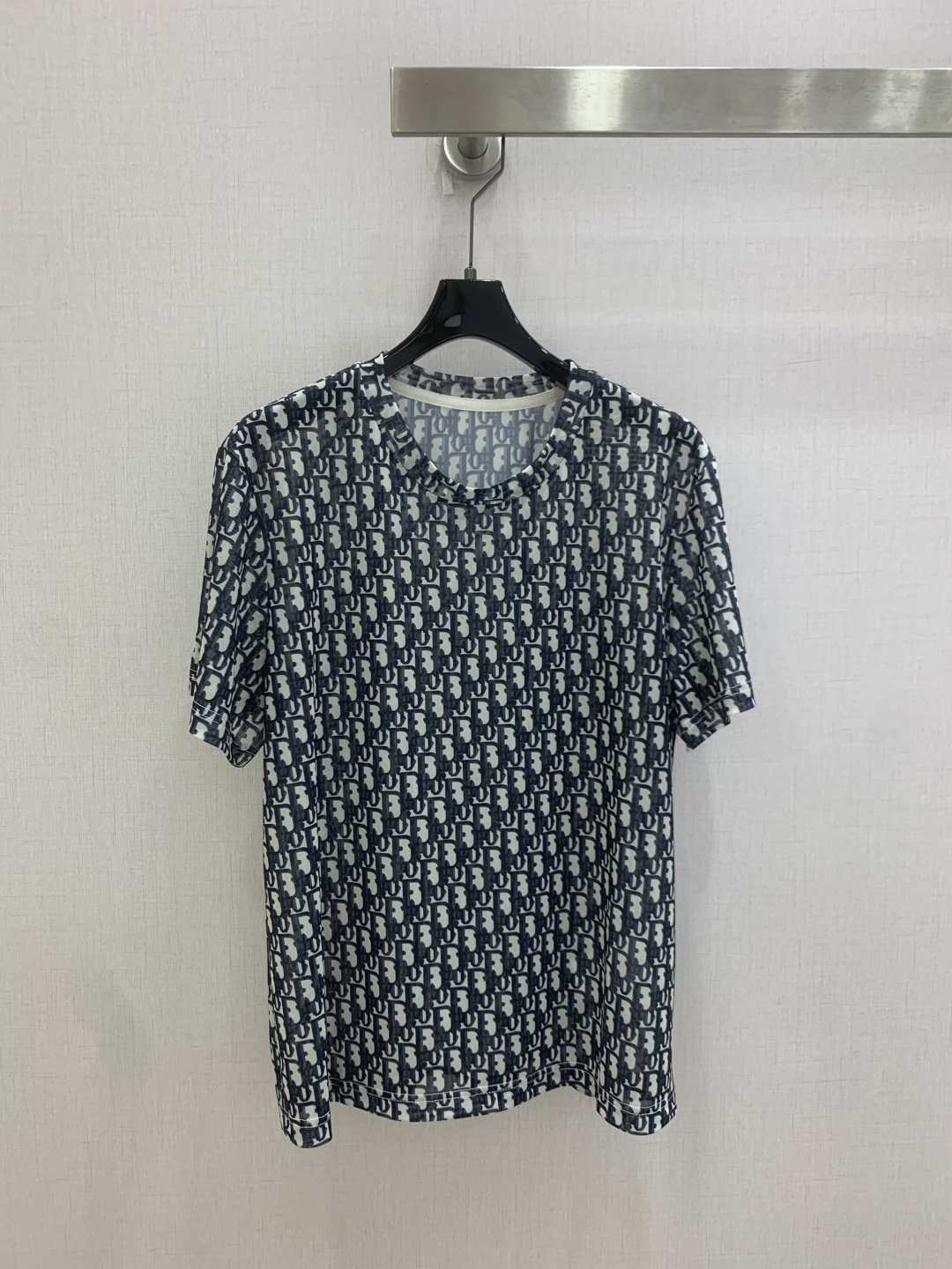 NO:900822,Highly recommended 26 spring and summer new style, presbyopic mesh short-sleeved top, Monograw penetration printing, high-end atmosphere, soft and stretchy, very comfortable, full of high-end sense of wear, semi-seeing, innovative fabric, light and soft, the real thing is very good!  Tight fit to show your figure. The upper body is fashionable and versatile, and looks good in outfits. High-quality workmanship. Pay attention to the details. One color. SML code. High quality, T-shirt.19860909强烈推荐 26春夏新款 老花网纱短袖上衣 Monograw渗透印花 高级大气 柔软弹力很舒服 满满的穿搭高级感 半透视 创新面料 轻盈柔软 实物非常赞！紧身显身材 上身洋气百搭,穿搭好看 高品质做工看细节 一个色 SML码 高品质,,T-shirt,,Women's clothing