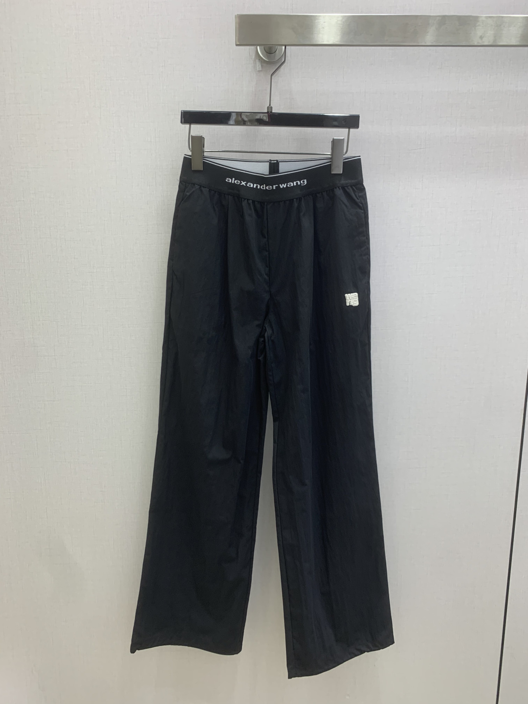 NO:900815,Highly recommend the new spring and summer 26 letter web embroidered trousers. You are not picky about your body shape. The upper body is particularly good!  The style of the matching is also very versatile. Exquisite advanced customization. The texture of the fabric is awesome. Retro and elegant. The upper body is cool and handsome, age-reducing and fashionable. Two colors. SML code. High quality.19860909强烈推荐 26春夏新款 字母织带绣品长裤 不挑剔身形要求 上身特别赞！搭配的风格也很通吃 精致高级定制 富有肌理感的面料质感超赞 复古优雅 上身酷帅减龄时髦精 两个色 SML码 高品质,,,Women's clothing