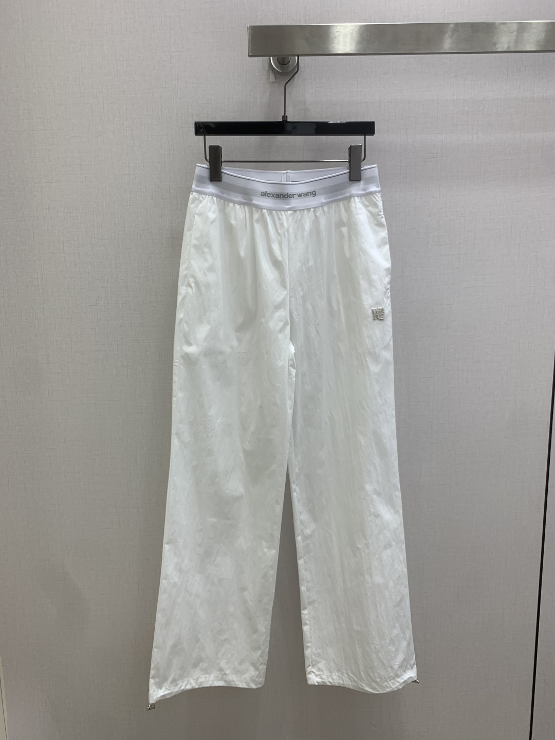 NO:900807,Highly recommend the new spring and summer 26 letter web embroidered trousers. You are not picky about your body shape. The upper body is particularly good!  The style of the matching is also very versatile. Exquisite advanced customization. The texture of the fabric is awesome. Retro and elegant. The upper body is cool and handsome, age-reducing and fashionable. Two colors. SML code. High quality.19860909强烈推荐 26春夏新款 字母织带绣品长裤 不挑剔身形要求 上身特别赞！搭配的风格也很通吃 精致高级定制 富有肌理感的面料质感超赞 复古优雅 上身酷帅减龄时髦精 两个色 SML码 高品质,,,Women's clothing