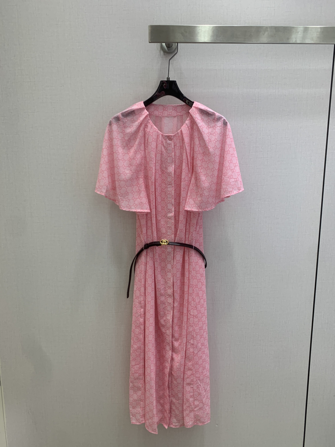 NO:807173,Highly recommended 26 spring and summer new style presbyopia belted shirt dress, elegant and smart, exuding luxury in simplicity, and the workmanship of the whole dress is very fine!  The pattern is simple and clear at a glance, beautiful and fantasy, low-key yet eye-catching, you must choose this one. One color SML code, high quality ABC,,skirts,shirts,19860909强烈推荐 26春夏新款 老花腰带衬衫式连衣裙 飘逸灵动 简约中流露出高奢 整件衣服做工更是非常精细！ 版型简单一目了然,美伦美幻 低调又要引人注目,必选这款 一个色 SML码 高品质ABC,,skirts,shirts,,Women's clothing