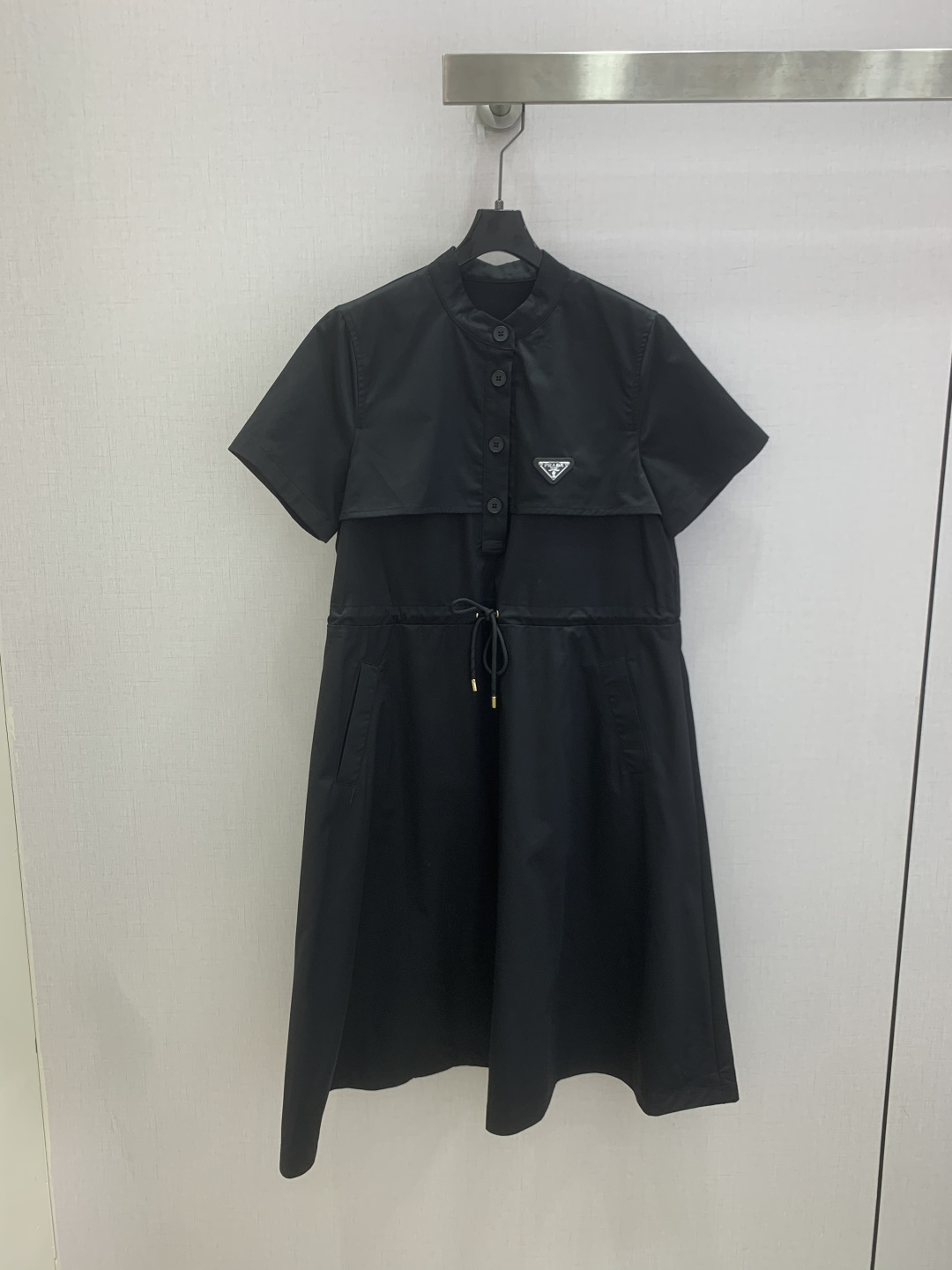 NO:807717,Highly recommended 26 spring and summer new logo waisted short-sleeved dress, classic design, the upper body is exquisite and capable, easy to match!  The customized imported fabrics are crisp and stylish, with a full sense of high-end. Full of texture and fashionable, it is recommended to buy!  The quality of workmanship depends on the details. Two colors SML code. High quality ABC, skirts, T-shirts,19860909强烈推荐 26春夏新款 徽标收腰短袖连衣裙 经典款设计 上身精致又干练得体,搭配起来随心应手！定制的进口面料挺括有型 满满的高级感.质感十足,时尚潮流 ,推荐入手！ 做工品质看细节 两个色 SML码 高品质ABC,,skirts,T-shirt,,Women's clothing