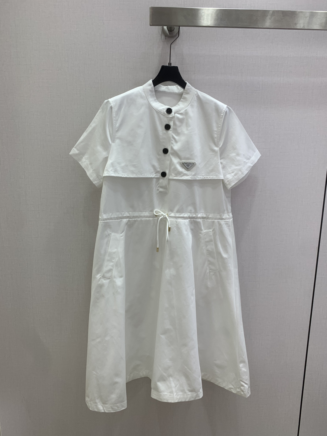 NO:807734,Highly recommended 26 spring and summer new logo waisted short-sleeved dress, classic design, the upper body is exquisite and capable, easy to match!  The customized imported fabrics are crisp and stylish, with a full sense of high-end. Full of texture and fashionable, it is recommended to buy!  The quality of workmanship depends on the details. Two colors SML code. High quality ABC, skirts, T-shirts,19860909强烈推荐 26春夏新款 徽标收腰短袖连衣裙 经典款设计 上身精致又干练得体,搭配起来随心应手！定制的进口面料挺括有型 满满的高级感.质感十足,时尚潮流 ,推荐入手！ 做工品质看细节 两个色 SML码 高品质ABC,,skirts,T-shirt,,Women's clothing