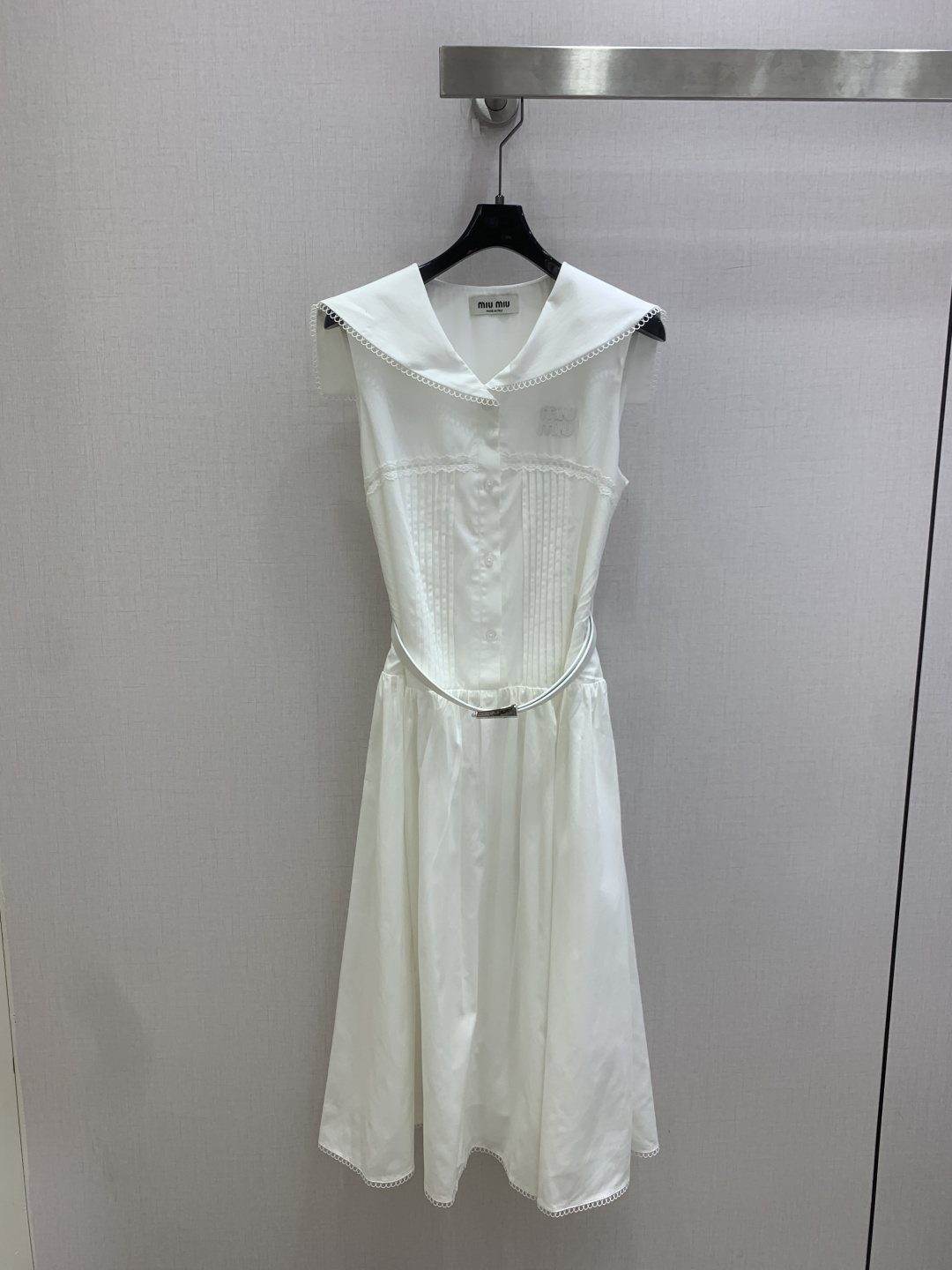 NO:807171,Highly recommended 26 spring and summer new model. Large lapel lace pleated belt dress. Aristocratic college style. Super western style. The upper body is casually high-end. Effortlessly fashionable. Overall simple and elegant. The silhouette is comfortable to wear. Intelligent and elegant. Creates a cool and high-end sense. Customized accessories. Perfect workmanship. Look at the details. One color SML code. High quality ABC,,skirts,19860909强烈推荐 26春夏新款 大翻领蕾丝压褶腰带连衣裙 贵族学院风 版型超洋气 上身就一整个不经意的高级 毫不费力的时髦 整体简约大方 廓形穿着舒适 知性大气 打造飒爽高级感,开模定制配件,完美做工品质看细节 一个色 SML码 高品质ABC,,skirts,,Women's clothing