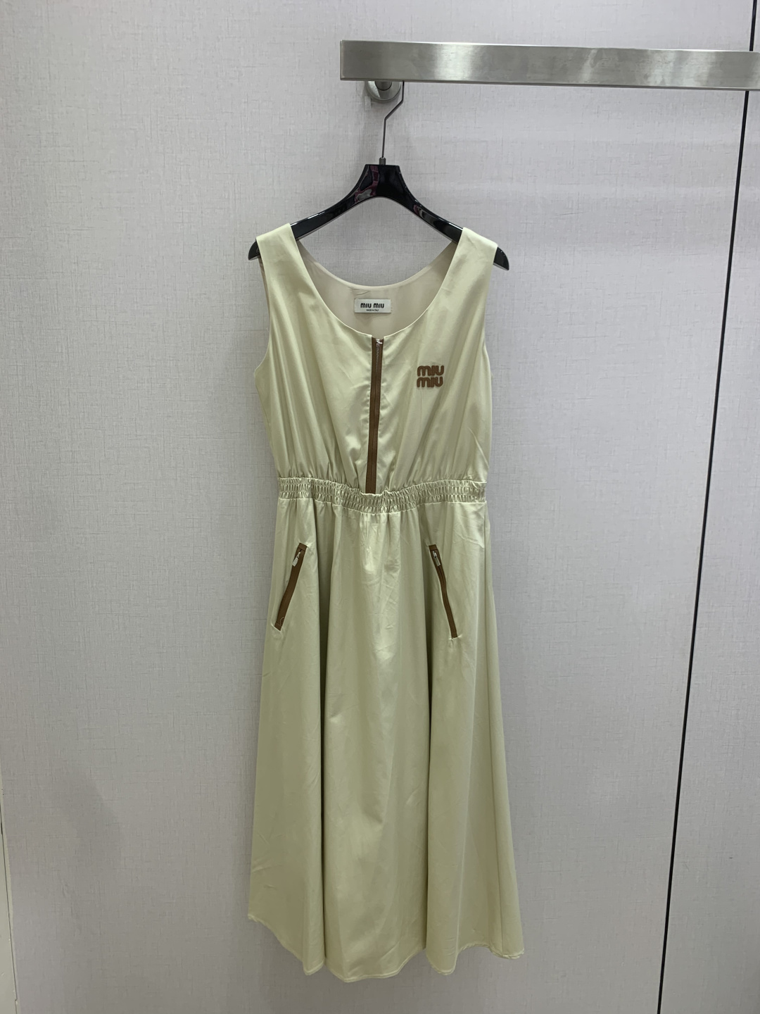 NO:807176,Highly recommended 26 spring and summer new letter patch sleeveless dress, fashionable and low-key, elegant and luxurious!  The styles are versatile and not picky, the original customized technical fabrics, the quality of workmanship depends on the details. A must-have for Bai Fumei!  One color SML code high quality ABC,,skirts,19860909强烈推荐 26春夏新款 字母贴布无袖连衣裙 时髦低调 气质又奢华高级！版型百搭不挑人,原版定制科技面料 做工品质看细节.白富美必入！一个色 SML码 高品质ABC,,skirts,,Women's clothing