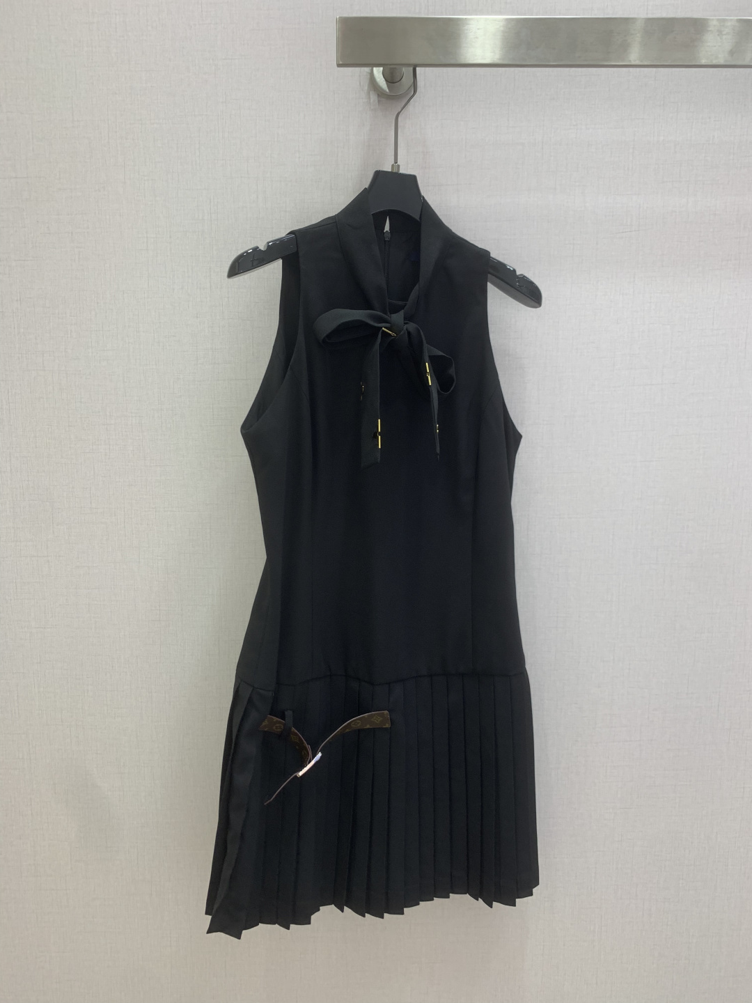 NO:807154,Highly recommended 26 spring and summer new style pleated sleeveless dress with leather buttons, fashionable and low-key, elegant and luxurious!  The styles are versatile and not picky, the original customized technical fabrics, the quality of workmanship depends on the details. A must-have for Bai Fumei!  One color SML code high quality ABC,,skirts,19860909强烈推荐 26春夏新款 系带皮扣百褶无袖连衣裙 时髦低调 气质又奢华高级！版型百搭不挑人,原版定制科技面料 做工品质看细节.白富美必入！一个色 SML码 高品质ABC,,skirts,,Women's clothing