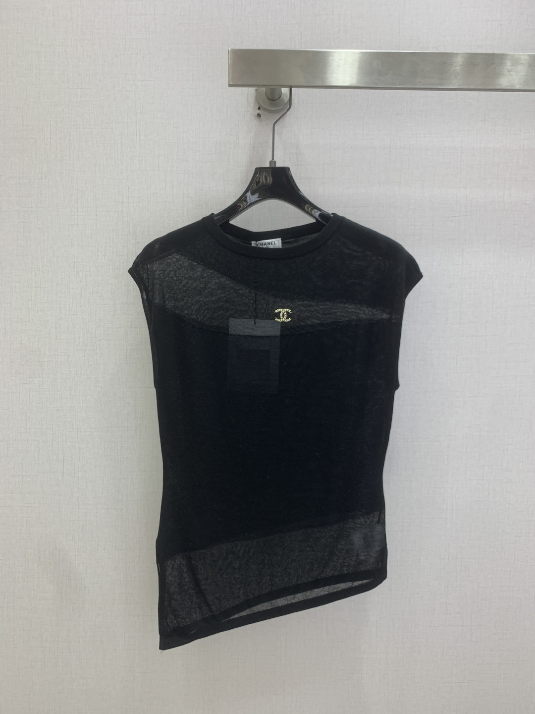 NO:807647,Highly recommended 26 spring and summer new style Sleeveless knit top Semi-sheer tulle texture is light and transparent Just the right amount of micro-transparent design Gentle and sexy Simple round neck + neat sleeveless tailoring Outlines elegant shoulder and neck lines The body is embellished with the classic double C logo Black and white are classic and versatile Asymmetric hem details hide ingenuity Whether worn alone to create a lazy and relaxed feeling or layered underneath to create a sense of hierarchy Two colors SML code High quality ABC,,19860909强烈推荐 26春夏新款 无袖针织上衣 半透视薄纱肌理轻盈通透 恰到好处的微透设计 温柔中透着小性感 简约圆领+利落无袖剪裁 勾勒优雅肩颈线条 衣身点缀经典双C标识 黑白两色经典百搭 不对称下摆细节暗藏巧思 无论是单穿打造慵懒松弛感 还是内搭打底营造层次感 两个色 SML码 高品质ABC,,,Women's clothing