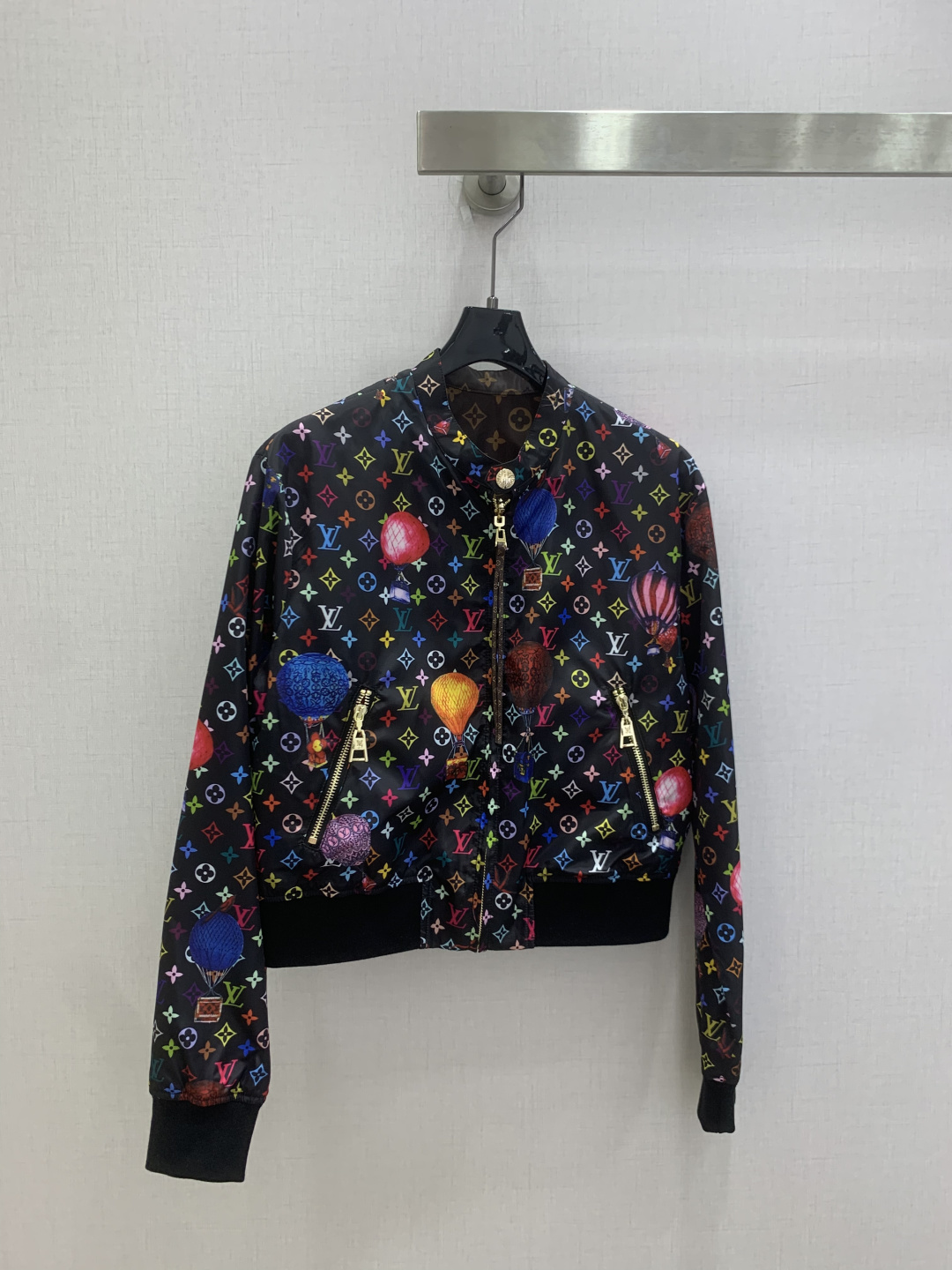 NO:807680,Highly recommended 26 spring and summer new style. Printed reversible jacket. Reversible. It is an instant hit upon shipment. The special material has a sense of texture. Every small detail is paid great attention to. It has just the right sense of high-end. Three-dimensional tailoring makes the upper body of the garment more refined and western-style. The mold is customized for decoration. The real thing is amazing!  Fine workmanship, look at the details, two colors SML code, high quality ABC,,jackets & coats,jackets & coats,19860909强烈推荐 26春夏新款 印花双面穿夹克外套 双面可穿 出货即爆单 特殊材质有肌理感 每个小细节都非常注重 恰到好处的高级感 立体剪裁 让成衣上身更为精致洋气 开模定制装饰 实物太赞啦！做工精细看细节 两个色 SML码 高品质ABC,,jackets & coats,jackets & coats,,Women's clothing