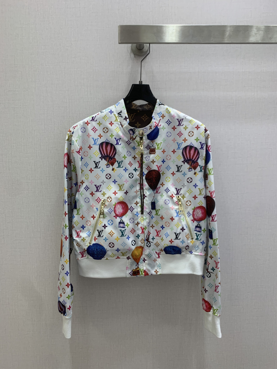 NO:807674,Highly recommended 26 spring and summer new style. Printed reversible jacket. Reversible. It is an instant hit upon shipment. The special material has a sense of texture. Every small detail is paid great attention to. It has just the right sense of high-end. Three-dimensional tailoring makes the upper body of the garment more refined and western-style. The mold is customized for decoration. The real thing is amazing!  Fine workmanship, look at the details, two colors SML code, high quality ABC,,jackets & coats,jackets & coats,19860909强烈推荐 26春夏新款 印花双面穿夹克外套 双面可穿 出货即爆单 特殊材质有肌理感 每个小细节都非常注重 恰到好处的高级感 立体剪裁 让成衣上身更为精致洋气 开模定制装饰 实物太赞啦！做工精细看细节 两个色 SML码 高品质ABC,,jackets & coats,jackets & coats,,Women's clothing