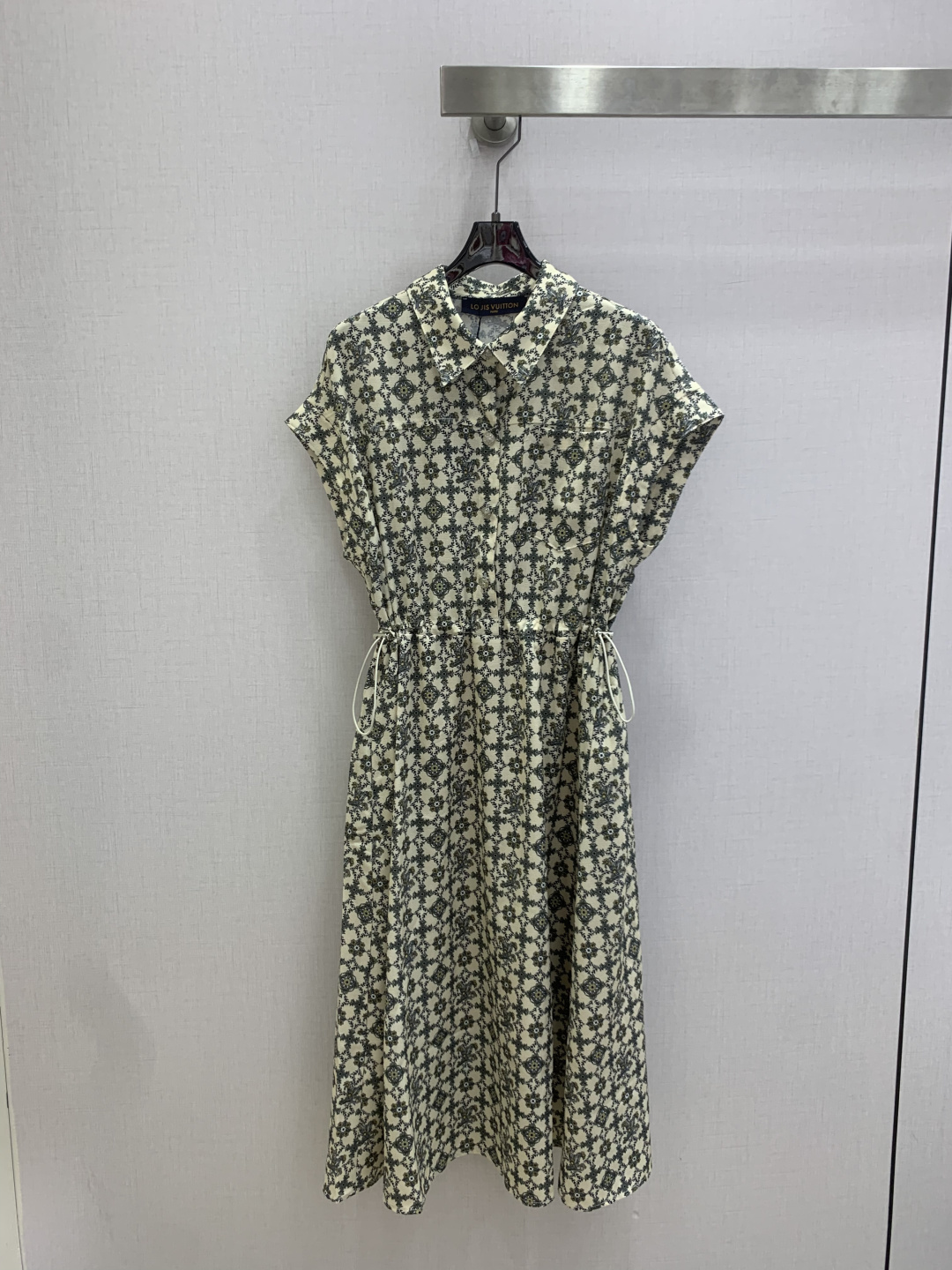 NO:807668,Highly recommended 26 spring and summer new style printed drawstring dress, lapel dropped shoulder design, drawstring waist for easy wear, linen printed pattern summer pastoral style elegant and fresh, two colors SML code high quality ABC,,skirts,19860909强烈推荐 26春夏新款 印花抽绳连衣裙,翻领落肩设计,抽绳收腰不挑身材穿搭,麻料印花图案夏季田园风优雅清新,两个色 SML码 高品质ABC,,skirts,,Women's clothing