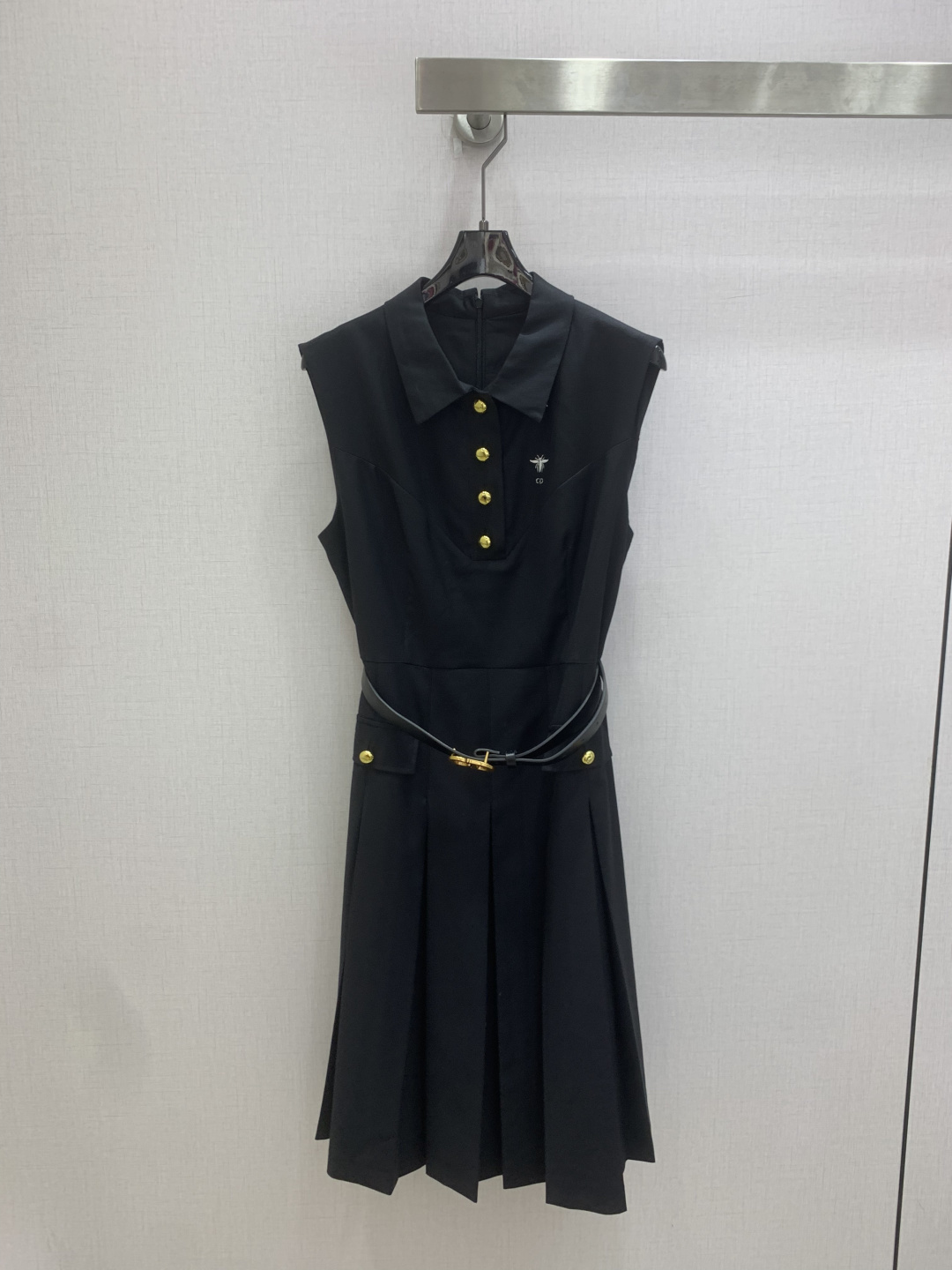 NO:807685,Highly recommended 26 spring and summer new style, lapel sleeveless belt pleated dress, super western style, the upper body is casually high-end, effortlessly fashionable, overall simple and elegant, comfortable silhouette, intellectual and atmospheric, creating a cool and high-end sense, open mold custom accessories, perfect workmanship quality, look at the details, two colors SML code, high quality ABC,,skirts,19860909强烈推荐 26春夏新款 翻领无袖腰带压褶连衣裙 版型超洋气 上身就一整个不经意的高级 毫不费力的时髦 整体简约大方 廓形穿着舒适 知性大气 打造飒爽高级感,开模定制配件,完美做工品质看细节 两个色 SML码 高品质ABC,,skirts,,Women's clothing