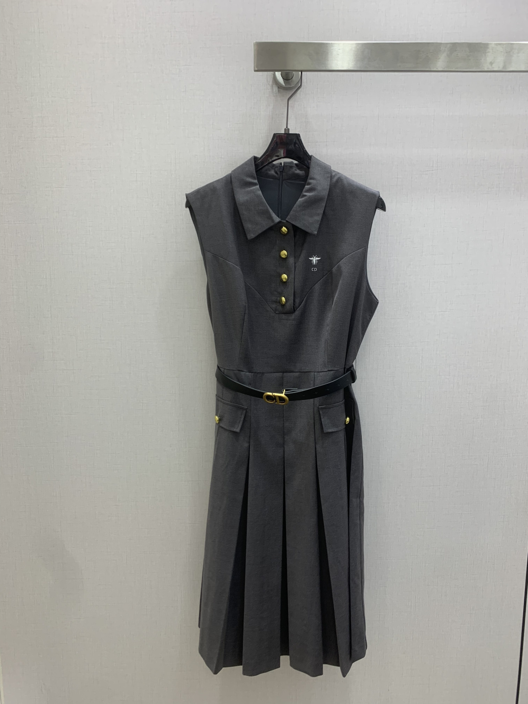 NO:807679,Highly recommended 26 spring and summer new style, lapel sleeveless belt pleated dress, super western style, the upper body is casually high-end, effortlessly fashionable, overall simple and elegant, comfortable silhouette, intellectual and atmospheric, creating a cool and high-end sense, open mold custom accessories, perfect workmanship quality, look at the details, two colors SML code, high quality ABC,,skirts,19860909强烈推荐 26春夏新款 翻领无袖腰带压褶连衣裙 版型超洋气 上身就一整个不经意的高级 毫不费力的时髦 整体简约大方 廓形穿着舒适 知性大气 打造飒爽高级感,开模定制配件,完美做工品质看细节 两个色 SML码 高品质ABC,,skirts,,Women's clothing