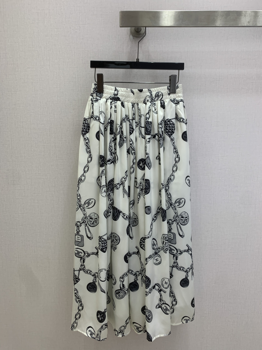 NO:807676,Highly recommended 26 spring and summer new style, chain print pocket shirt, chain print long skirt, batched separately, cute style, full of small details, great points. Exquisite workmanship, age-reducing fashion, good hold style, won the hearts of fairies, soft and textured, classic, one color, SML code, high quality,,skirts,shirts,19860909强烈推荐 26春夏新款 链条印花口袋衬衫链条印花长半裙 分开批 可A可乖的风格,满满小细节太加分了.做工精致 减龄时尚 好HOLD住造型 深得仙女心 柔软有质感 经典之作 一个色 SML码 高品,,skirts,shirts,,Women's clothing