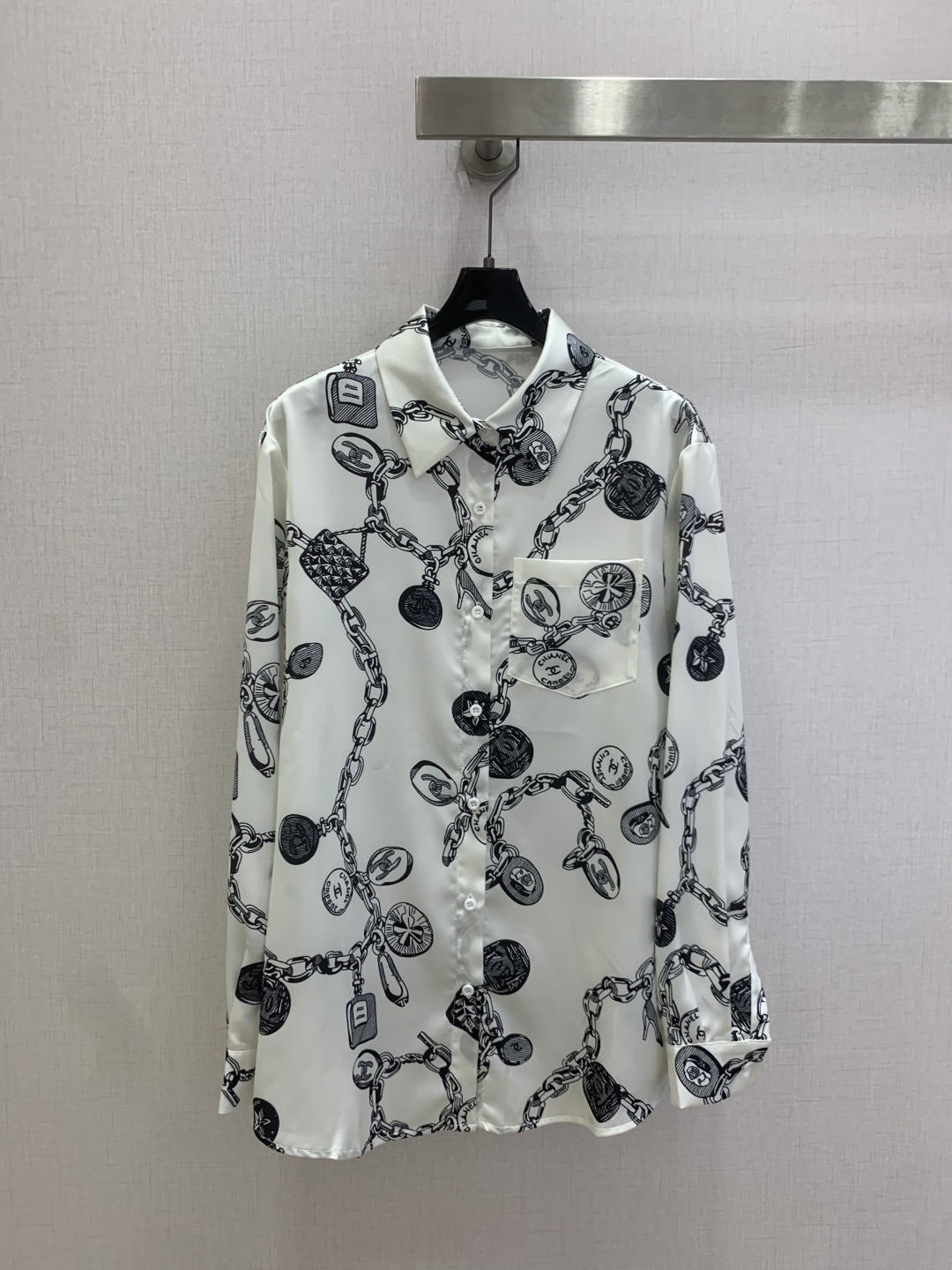 NO:807670,Highly recommended 26 spring and summer new style, chain print pocket shirt, chain print long skirt, separate batches, cute style, full of small details, great points. Exquisite workmanship, age-reducing fashion, good HOLD style, won the hearts of fairies, soft and textured, classic, one color SML code, high quality lining, skirts, shirts,19860909强烈推荐 26春夏新款 链条印花口袋衬衫链条印花长半裙 分开批 可A可乖的风格,满满小细节太加分了.做工精致 减龄时尚 好HOLD住造型 深得仙女心 柔软有质感 经典之作 一个色 SML码 高品质衬,,skirts,shirts,,Women's clothing