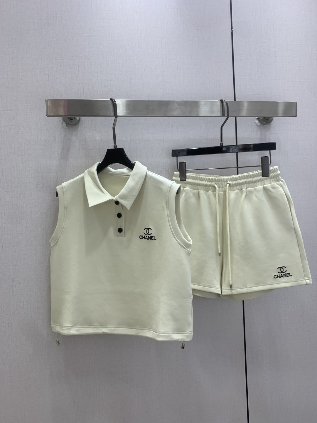 NO:807693,Highly recommended 26 spring and summer new style, lapel sleeveless shorts suit, cute style, full of small details, which is a plus. Exquisite workmanship, age-reducing fashion, good hold style, won the heart of fairies, classic work, one color, SML code, high quality ABC,, shorts,19860909强烈推荐 26春夏新款 翻领无袖短裤套装 可A可乖的风格,满满小细节太加分了.做工精致 减龄时尚 好HOLD住造型 深得仙女心 经典之作 一个色 SML码高品质ABC,,shorts,,Women's clothing